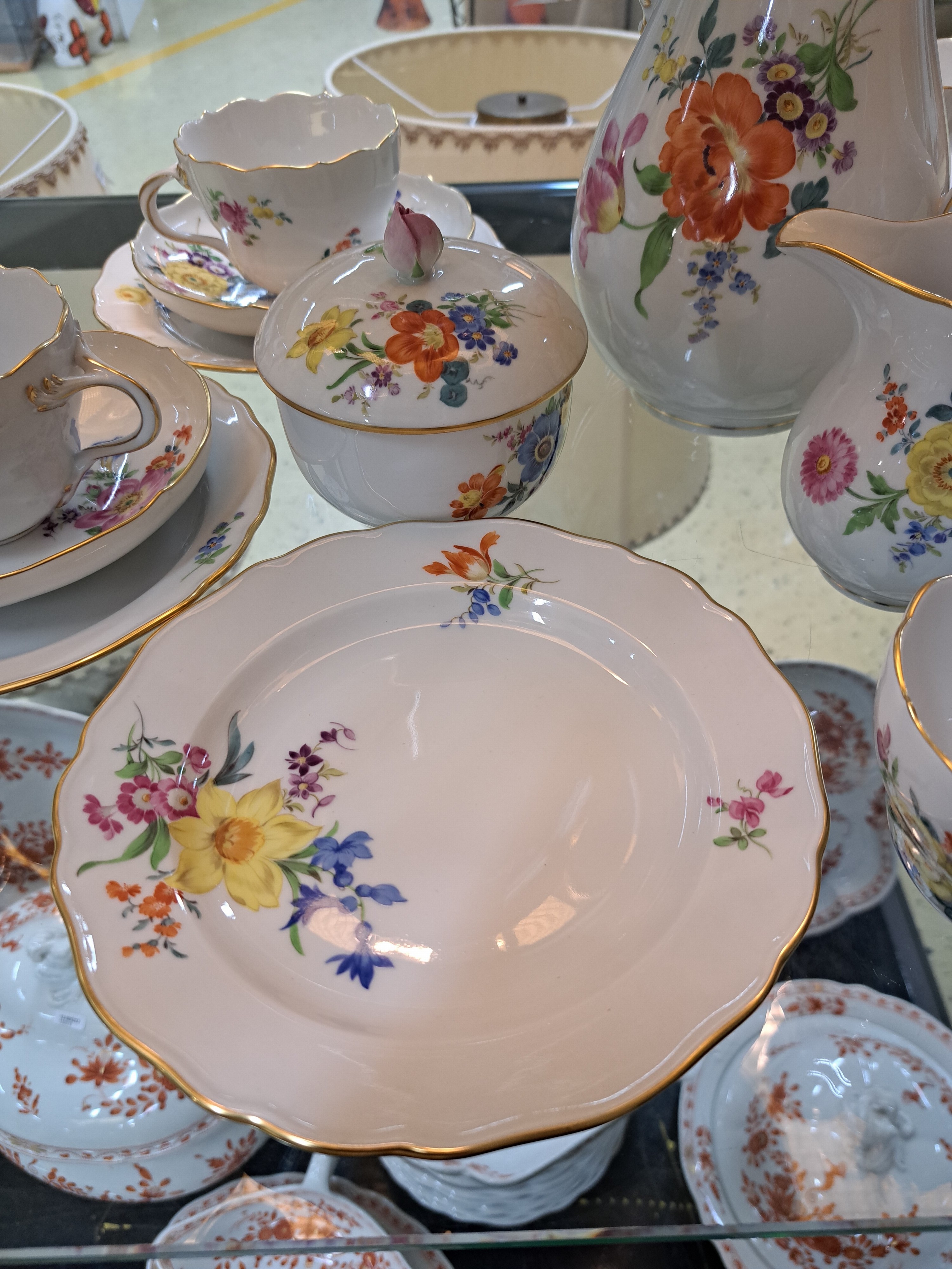 Detail e: Kaffeeservice, Meissen, 2. Hälfte 20. Jh., Porzellan, Kaffeekanne, Zuckerdose, Milchkännchen, sechs Tassen mit Untertassen, sechs Dessertteller, ...