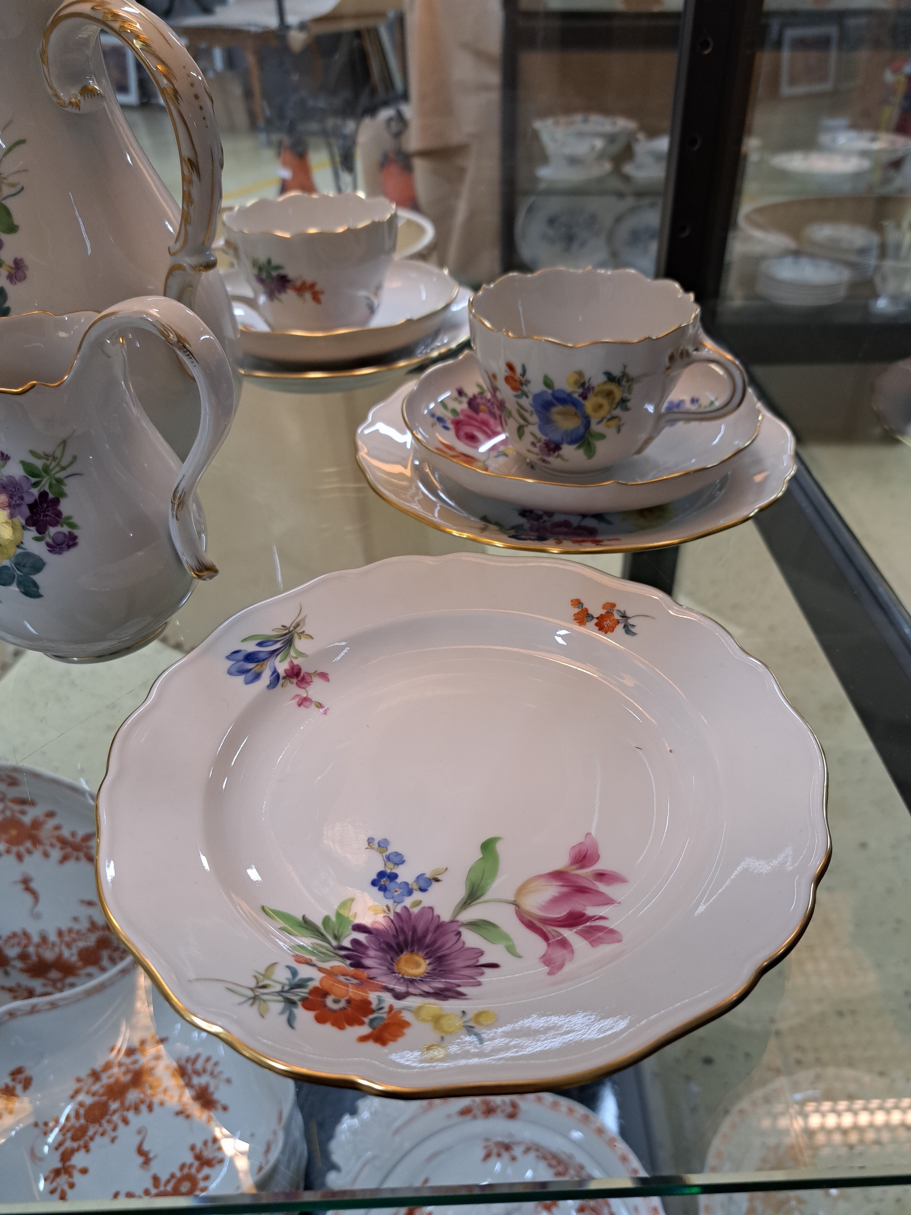 Detail f: Kaffeeservice, Meissen, 2. Hälfte 20. Jh., Porzellan, Kaffeekanne, Zuckerdose, Milchkännchen, sechs Tassen mit Untertassen, sechs Dessertteller, ...