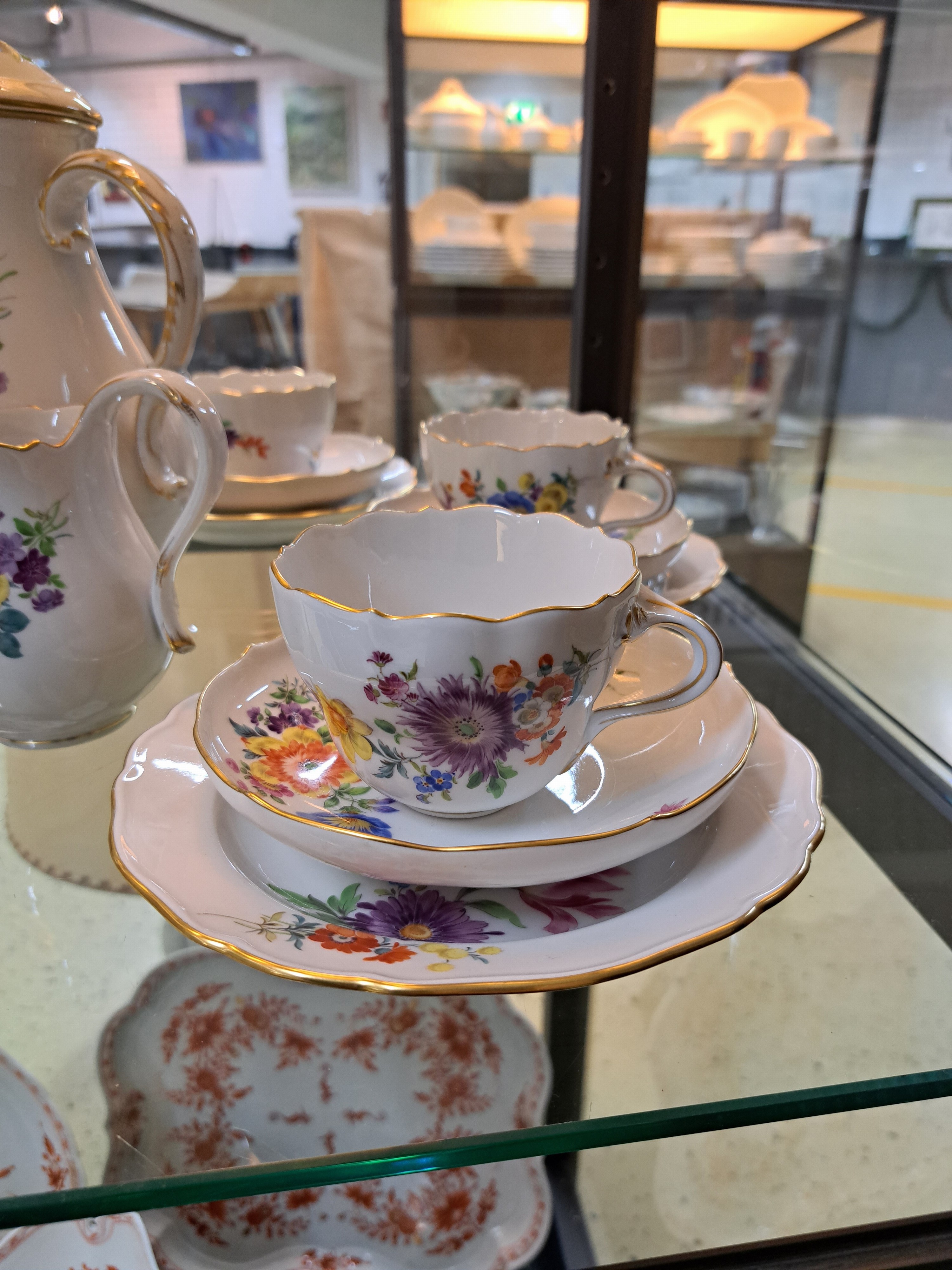 Detail g: Kaffeeservice, Meissen, 2. Hälfte 20. Jh., Porzellan, Kaffeekanne, Zuckerdose, Milchkännchen, sechs Tassen mit Untertassen, sechs Dessertteller, ...