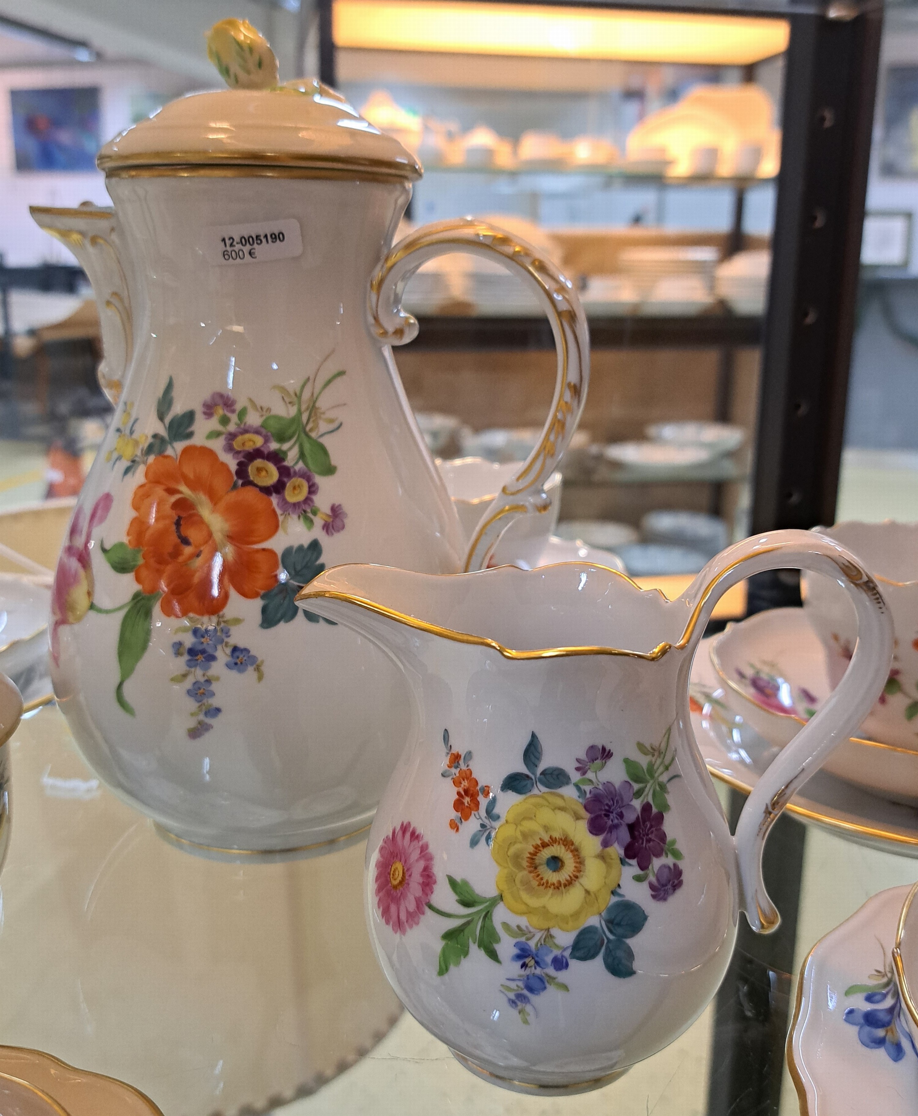 Detail h: Kaffeeservice, Meissen, 2. Hälfte 20. Jh., Porzellan, Kaffeekanne, Zuckerdose, Milchkännchen, sechs Tassen mit Untertassen, sechs Dessertteller, ...