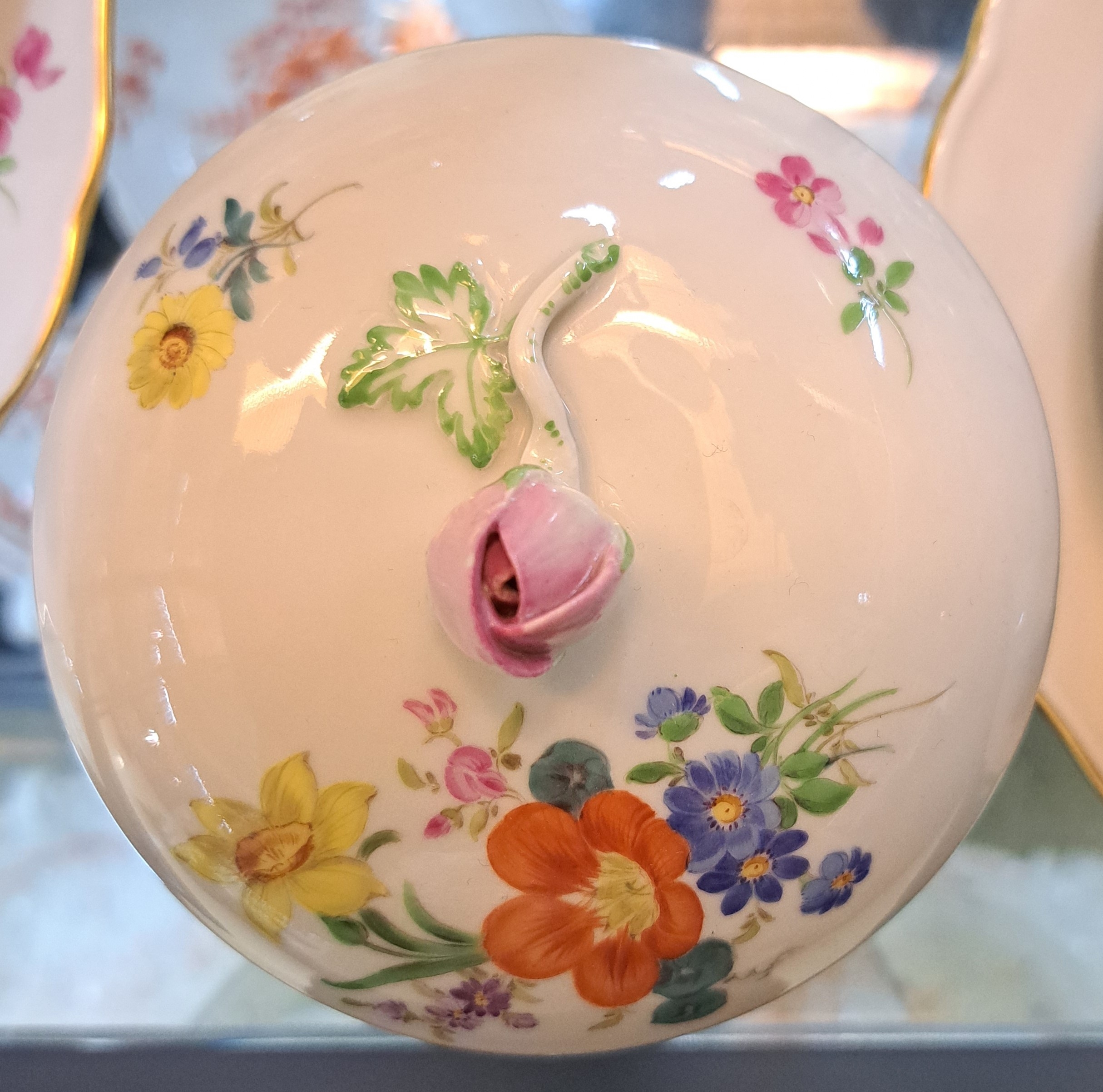 Detail i: Kaffeeservice, Meissen, 2. Hälfte 20. Jh., Porzellan, Kaffeekanne, Zuckerdose, Milchkännchen, sechs Tassen mit Untertassen, sechs Dessertteller, ...
