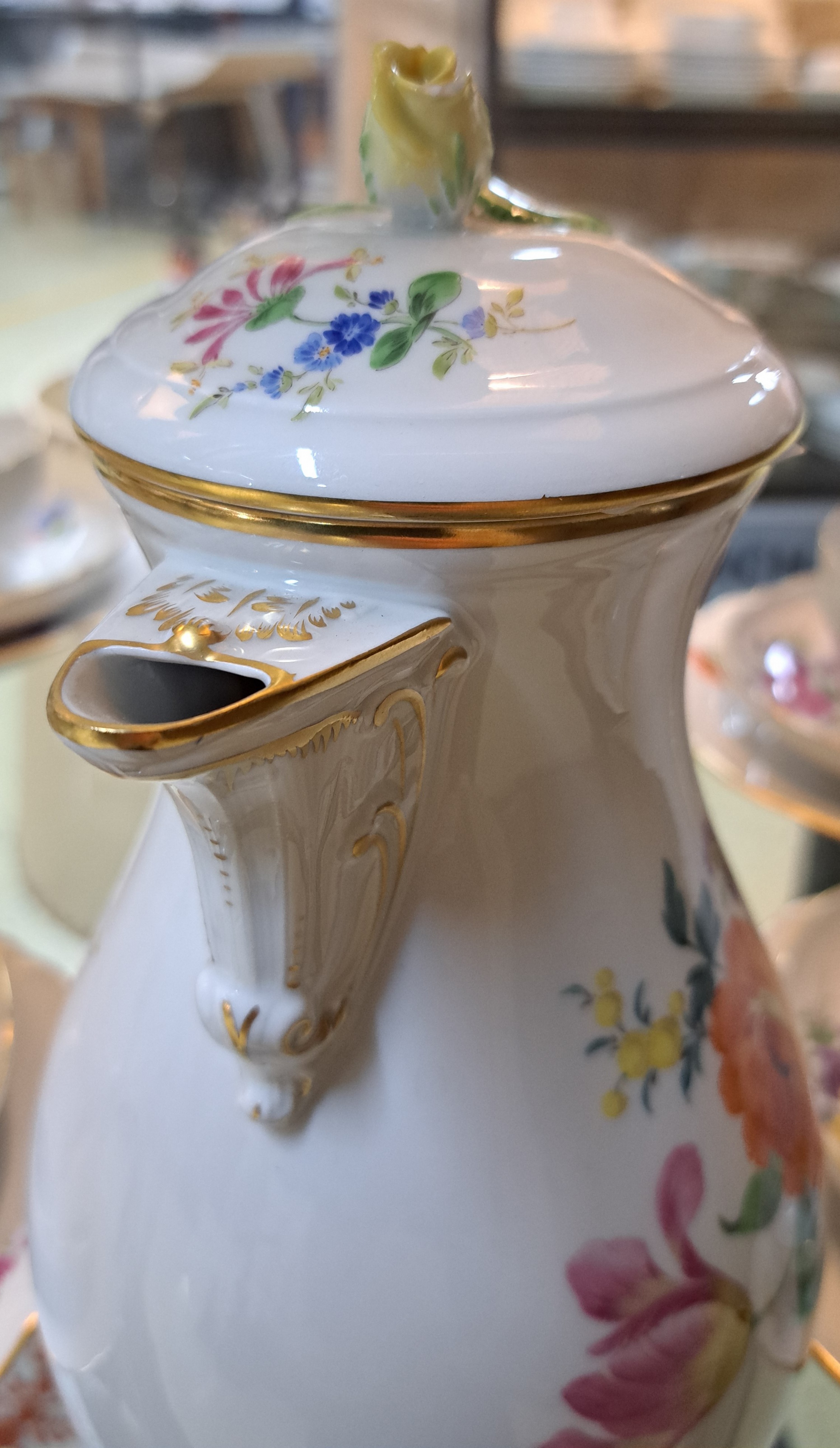 Detail j: Kaffeeservice, Meissen, 2. Hälfte 20. Jh., Porzellan, Kaffeekanne, Zuckerdose, Milchkännchen, sechs Tassen mit Untertassen, sechs Dessertteller, ...