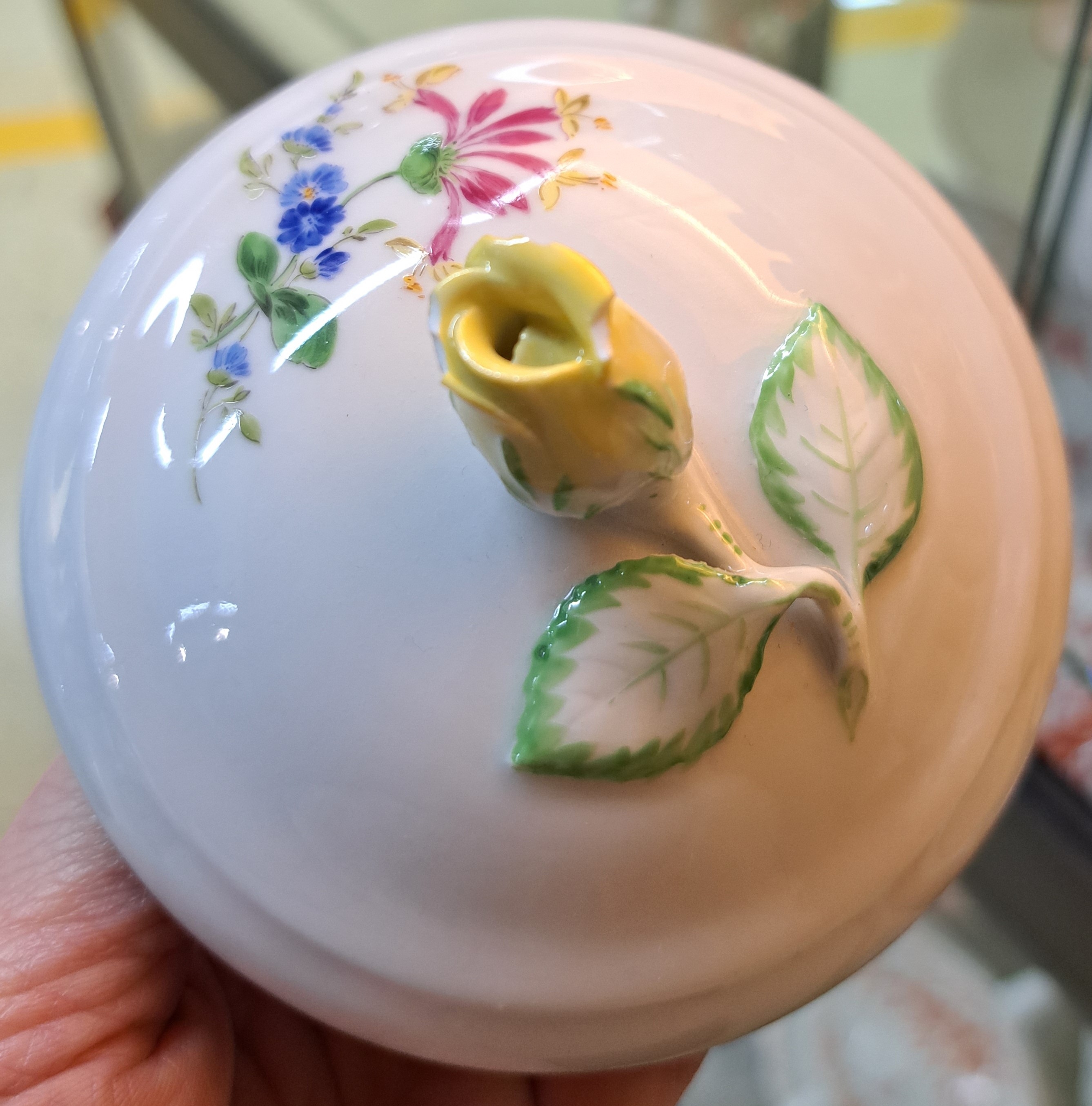 Detail k: Kaffeeservice, Meissen, 2. Hälfte 20. Jh., Porzellan, Kaffeekanne, Zuckerdose, Milchkännchen, sechs Tassen mit Untertassen, sechs Dessertteller, ...