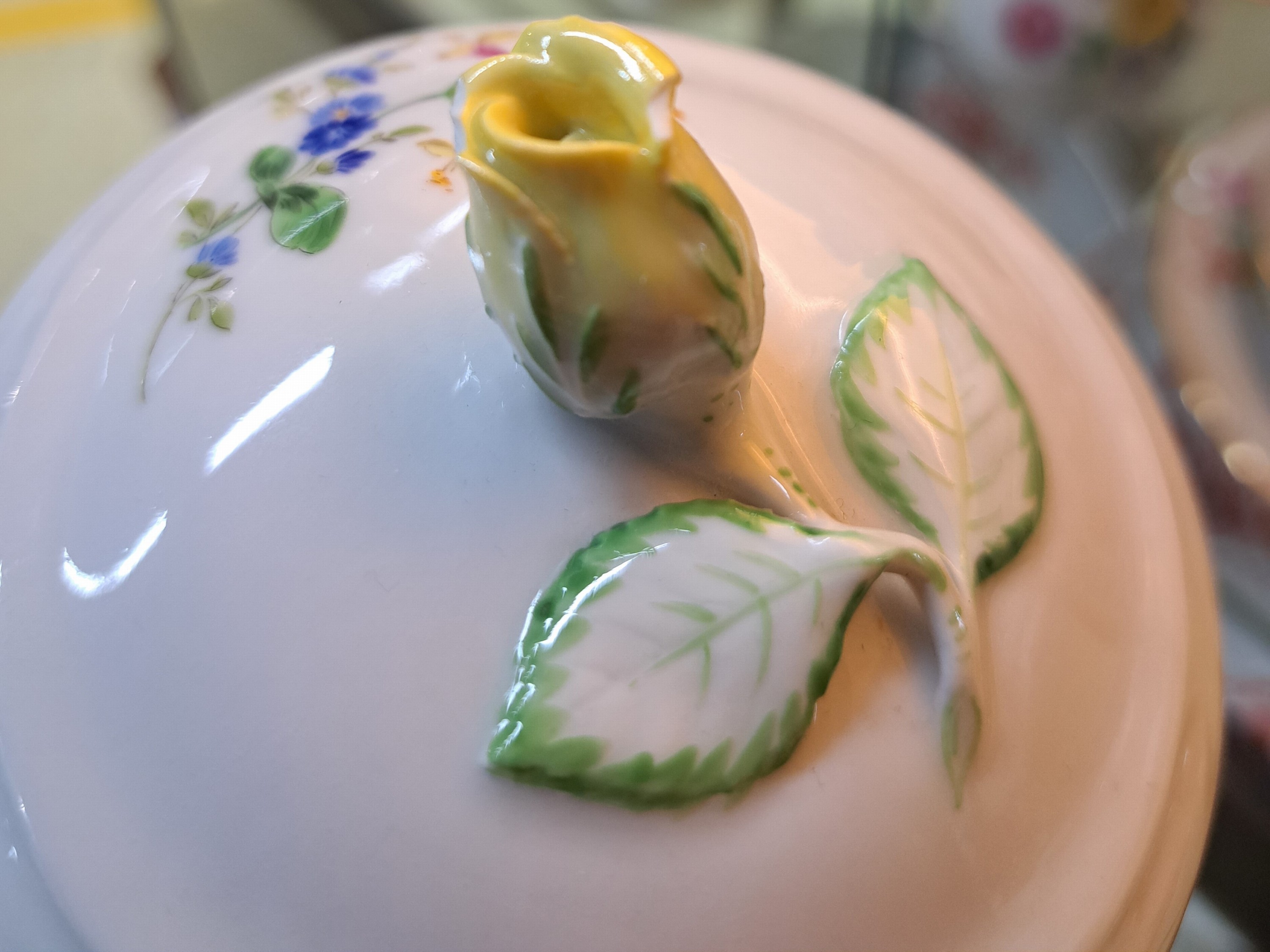 Detail l: Kaffeeservice, Meissen, 2. Hälfte 20. Jh., Porzellan, Kaffeekanne, Zuckerdose, Milchkännchen, sechs Tassen mit Untertassen, sechs Dessertteller, ...