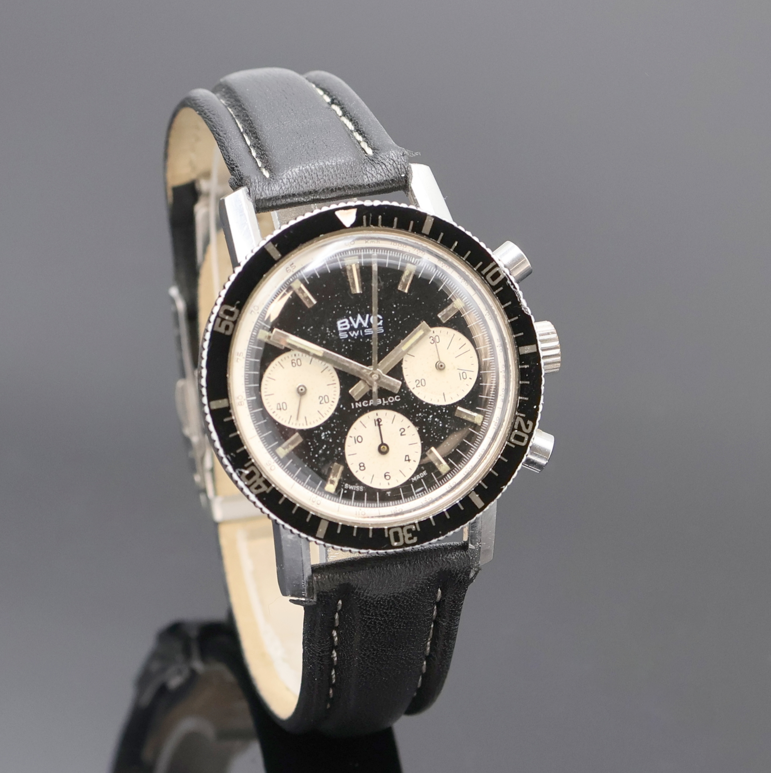 Detail b: BWC Armbandchronograph in Stahl Referenz 993000, Schweiz um 1975, Handaufzug, Boden verschr., Lederband m. Faltschl., Lünette m. 60er teil. beids. ...