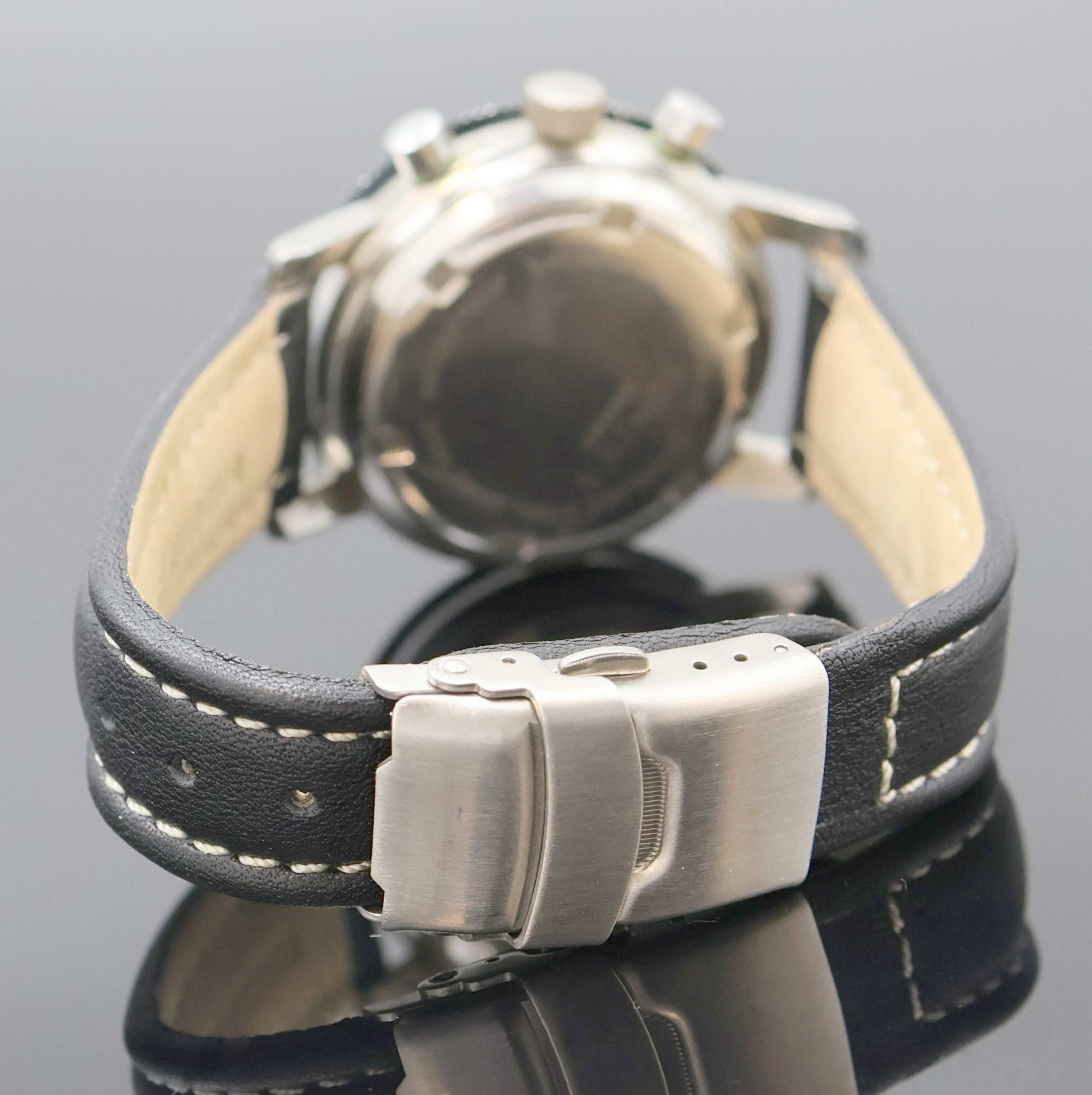 Detail c: BWC Armbandchronograph in Stahl Referenz 993000, Schweiz um 1975, Handaufzug, Boden verschr., Lederband m. Faltschl., Lünette m. 60er teil. beids. ...
