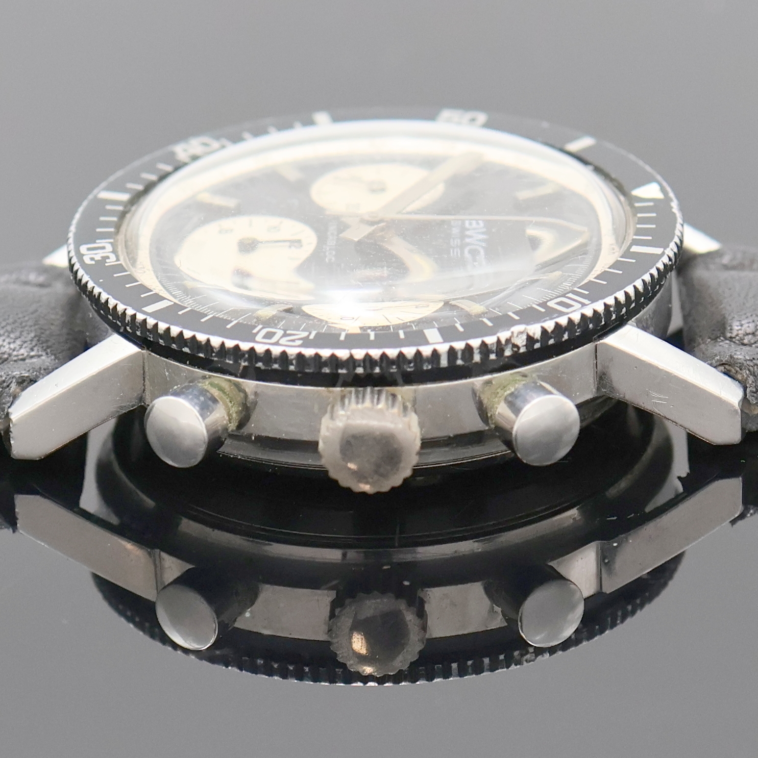 Detail d: BWC Armbandchronograph in Stahl Referenz 993000, Schweiz um 1975, Handaufzug, Boden verschr., Lederband m. Faltschl., Lünette m. 60er teil. beids. ...