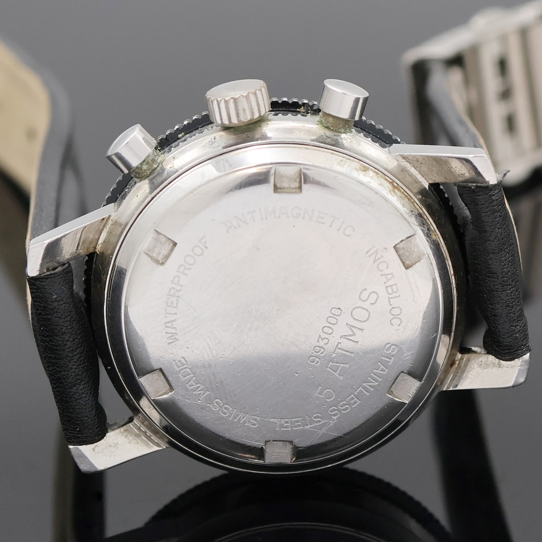 Detail e: BWC Armbandchronograph in Stahl Referenz 993000, Schweiz um 1975, Handaufzug, Boden verschr., Lederband m. Faltschl., Lünette m. 60er teil. beids. ...