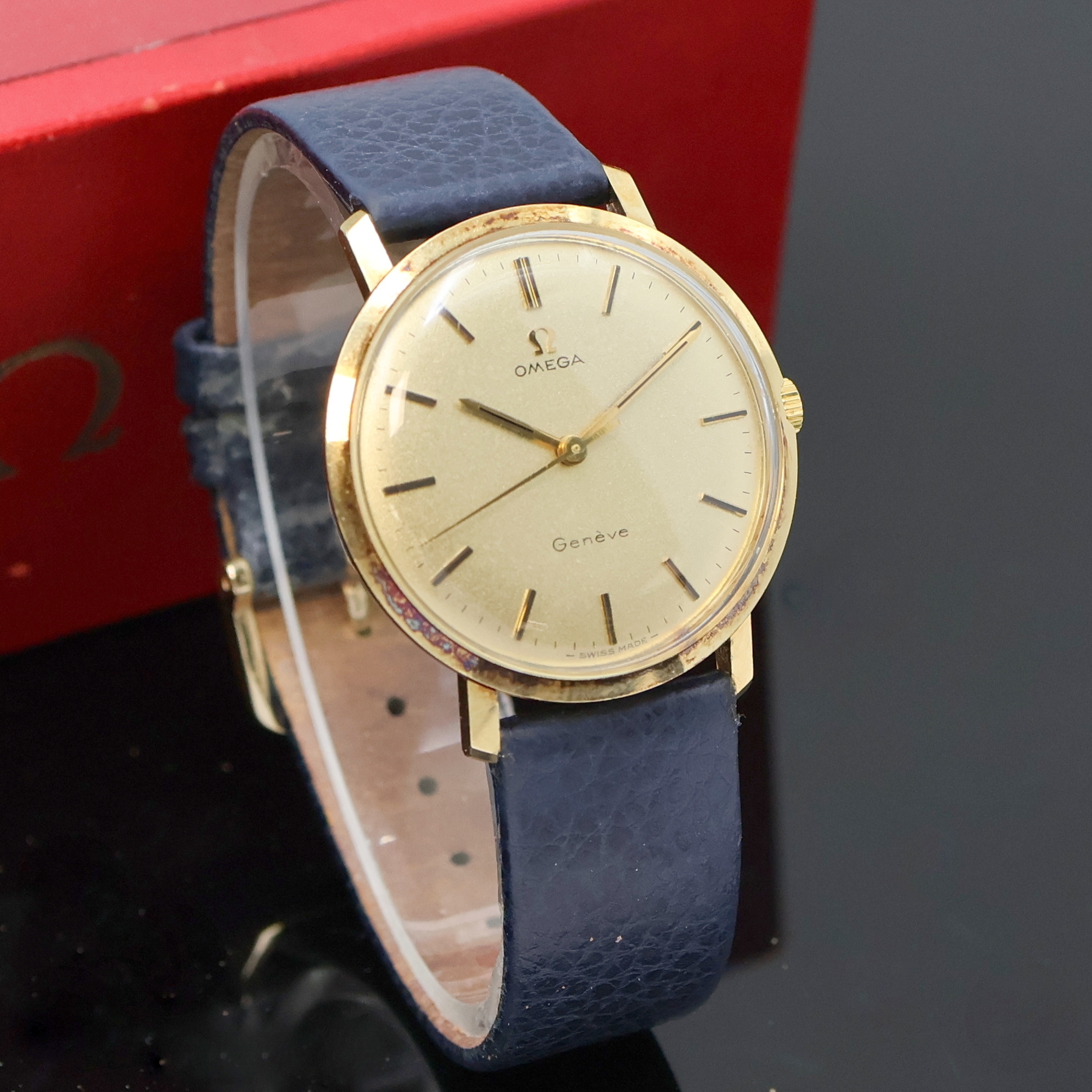 Detail b: OMEGA Geneve Armbanduhr in GG 585/000 Referenz 1317021, Schweiz um 1969, Handaufzug, 3- teil. Geh. (pat.) inkl. Lederband m. Dornschl., Boden u. ...