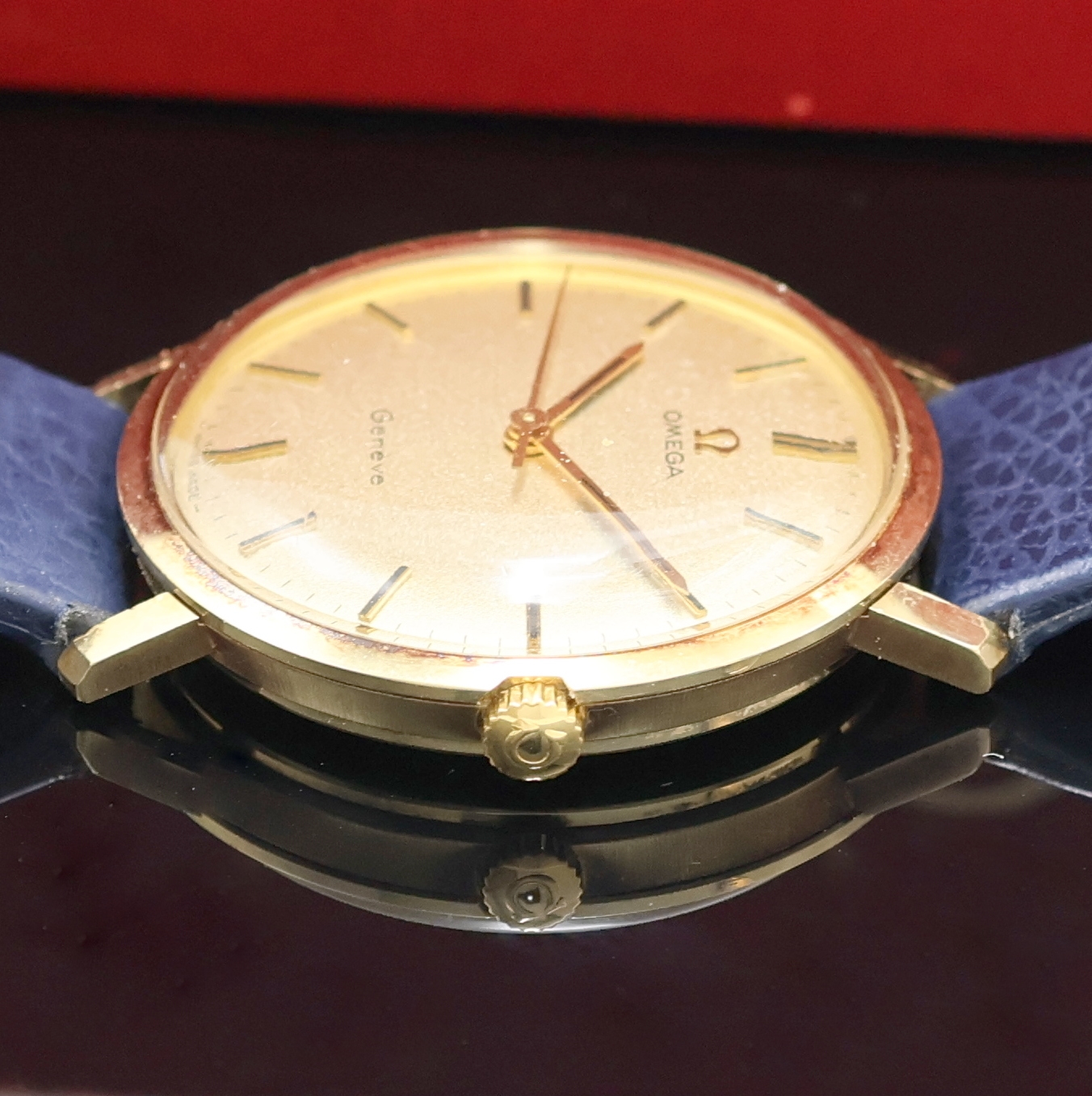 Detail c: OMEGA Geneve Armbanduhr in GG 585/000 Referenz 1317021, Schweiz um 1969, Handaufzug, 3- teil. Geh. (pat.) inkl. Lederband m. Dornschl., Boden u. ...