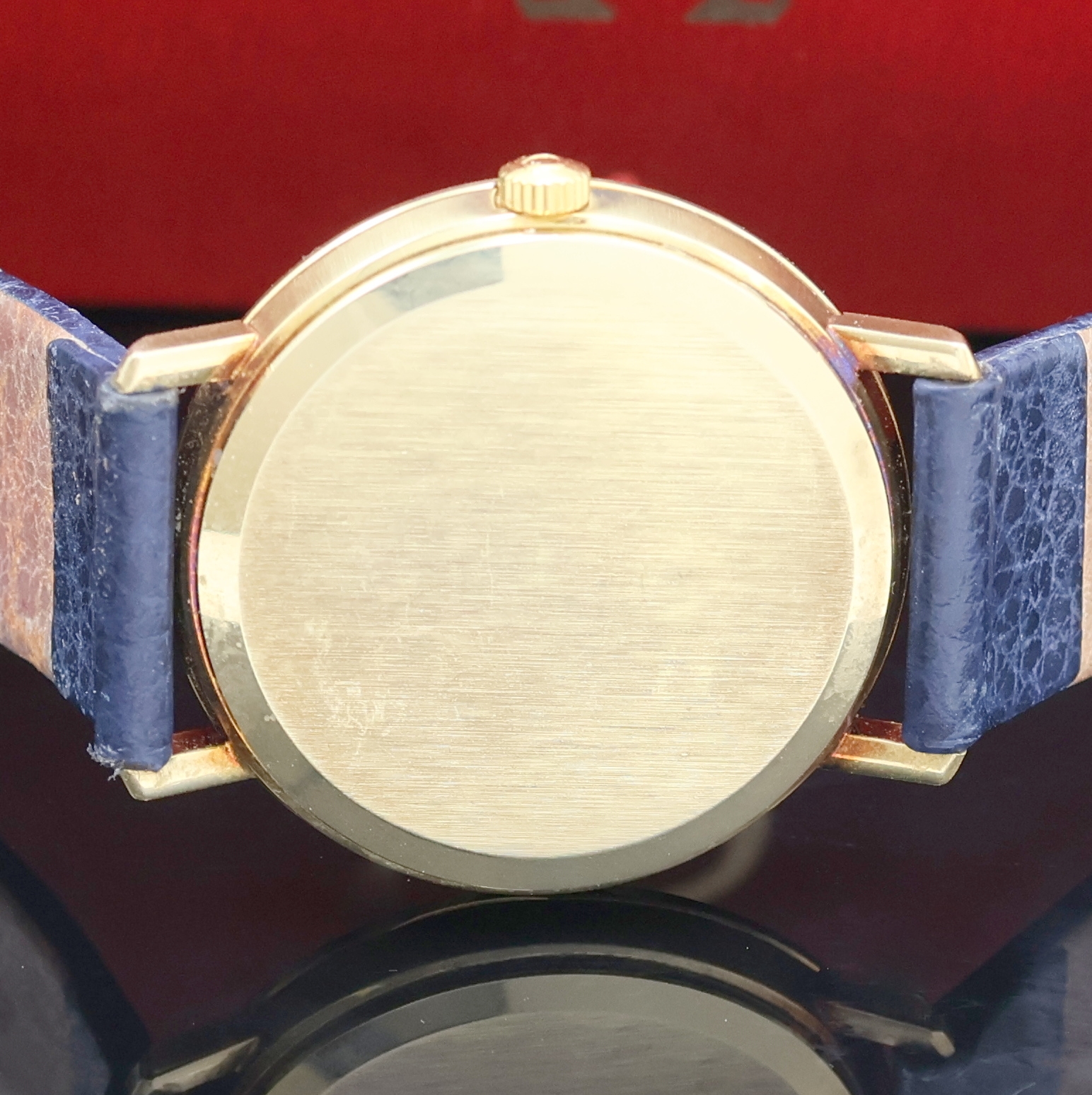 Detail d: OMEGA Geneve Armbanduhr in GG 585/000 Referenz 1317021, Schweiz um 1969, Handaufzug, 3- teil. Geh. (pat.) inkl. Lederband m. Dornschl., Boden u. ...