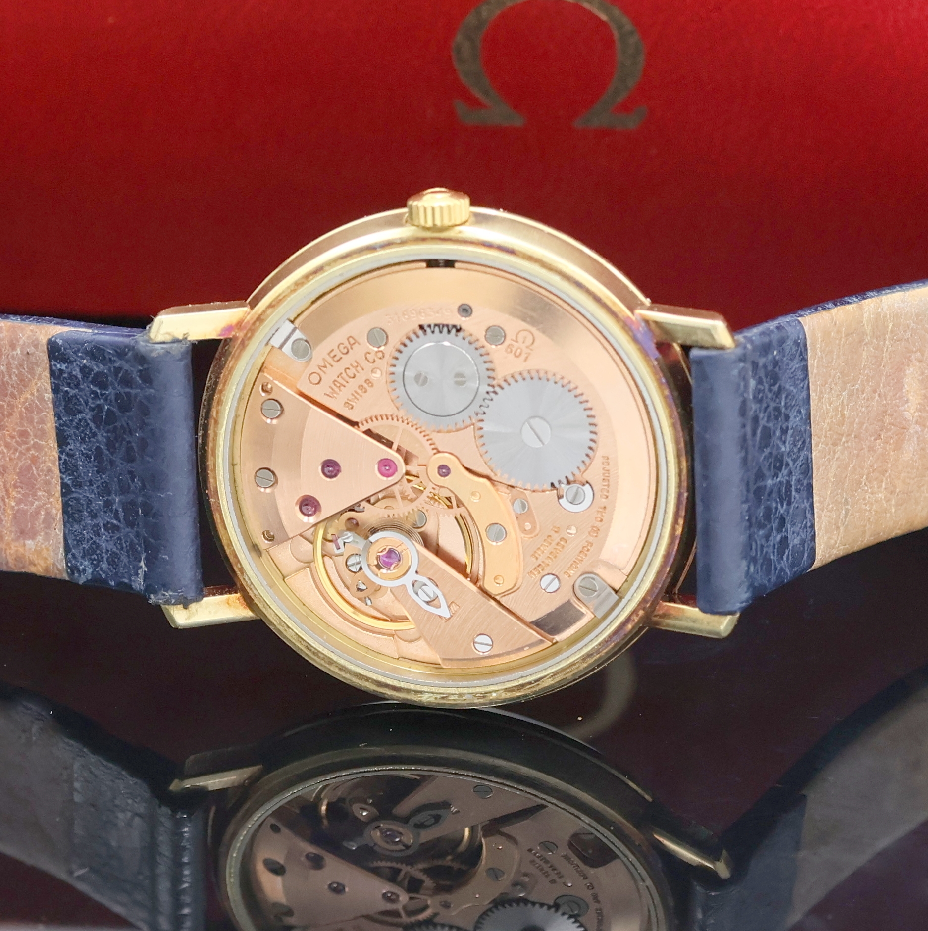 Detail e: OMEGA Geneve Armbanduhr in GG 585/000 Referenz 1317021, Schweiz um 1969, Handaufzug, 3- teil. Geh. (pat.) inkl. Lederband m. Dornschl., Boden u. ...