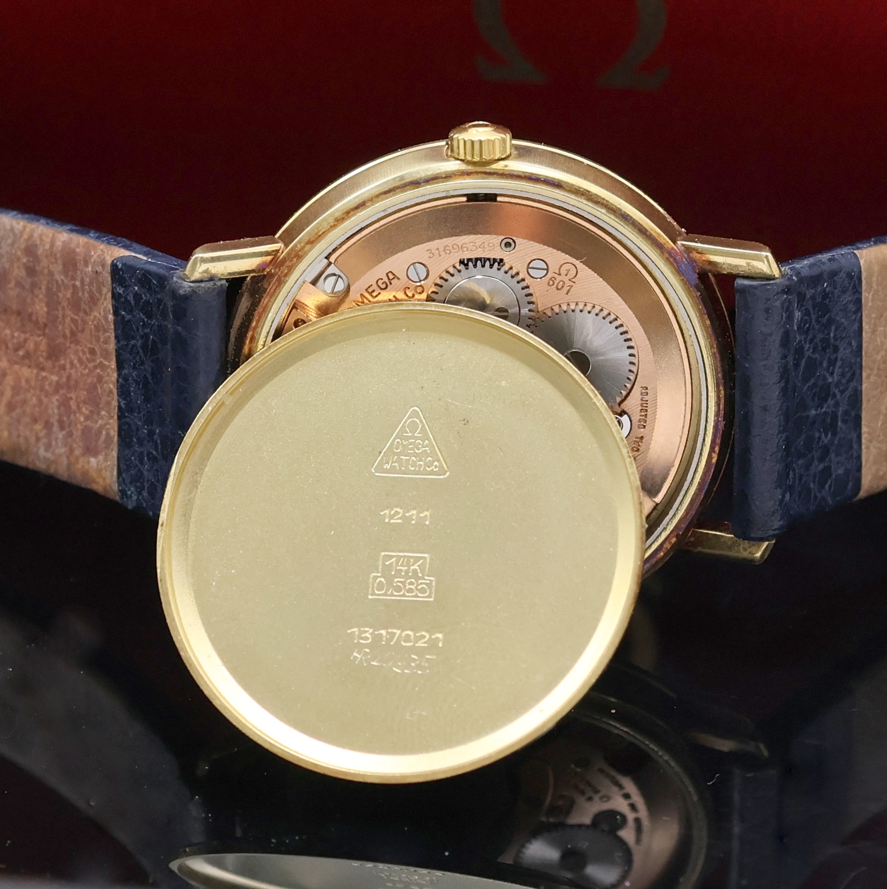 Detail f: OMEGA Geneve Armbanduhr in GG 585/000 Referenz 1317021, Schweiz um 1969, Handaufzug, 3- teil. Geh. (pat.) inkl. Lederband m. Dornschl., Boden u. ...