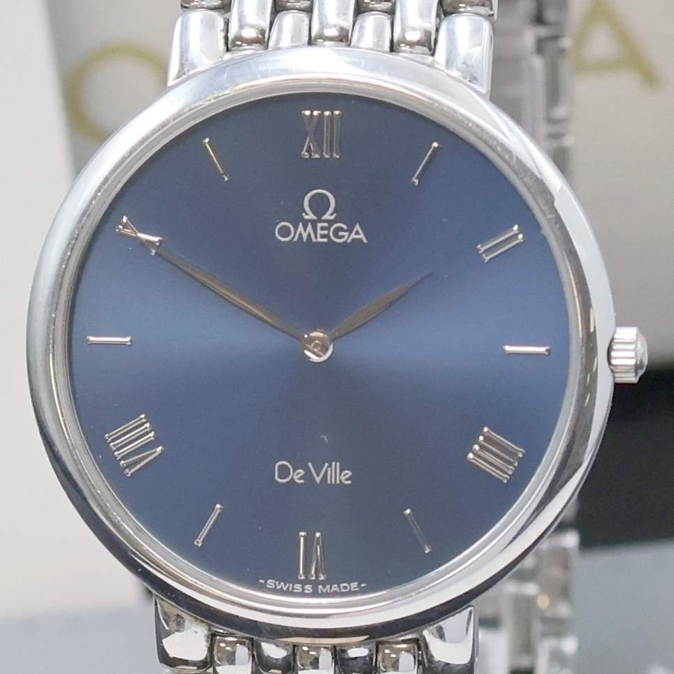 Detail a: OMEGA De Ville flache Armbanduhr in Edelstahl, Schweiz um 1990, quarz, 2-teil. Geh. inkl. orig. Gliederband m. Faltschl., Boden aufgedr., blaues ...