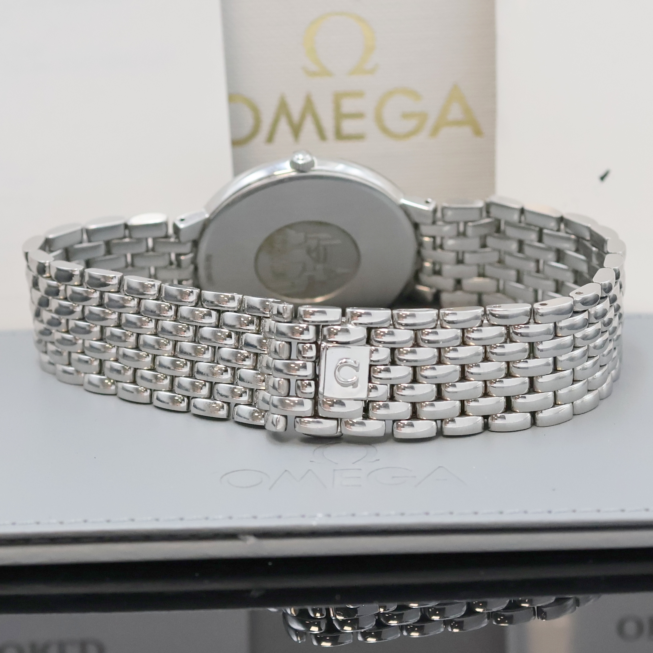 Detail c: OMEGA De Ville flache Armbanduhr in Edelstahl, Schweiz um 1990, quarz, 2-teil. Geh. inkl. orig. Gliederband m. Faltschl., Boden aufgedr., blaues ...