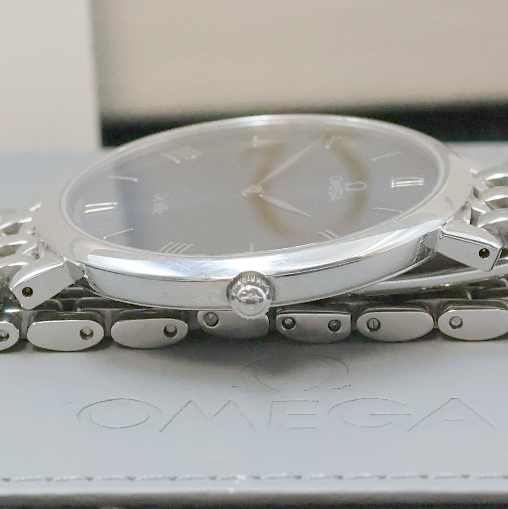 Detail d: OMEGA De Ville flache Armbanduhr in Edelstahl, Schweiz um 1990, quarz, 2-teil. Geh. inkl. orig. Gliederband m. Faltschl., Boden aufgedr., blaues ...