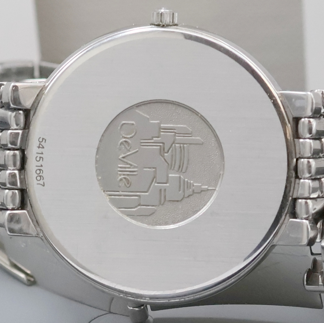 Detail e: OMEGA De Ville flache Armbanduhr in Edelstahl, Schweiz um 1990, quarz, 2-teil. Geh. inkl. orig. Gliederband m. Faltschl., Boden aufgedr., blaues ...
