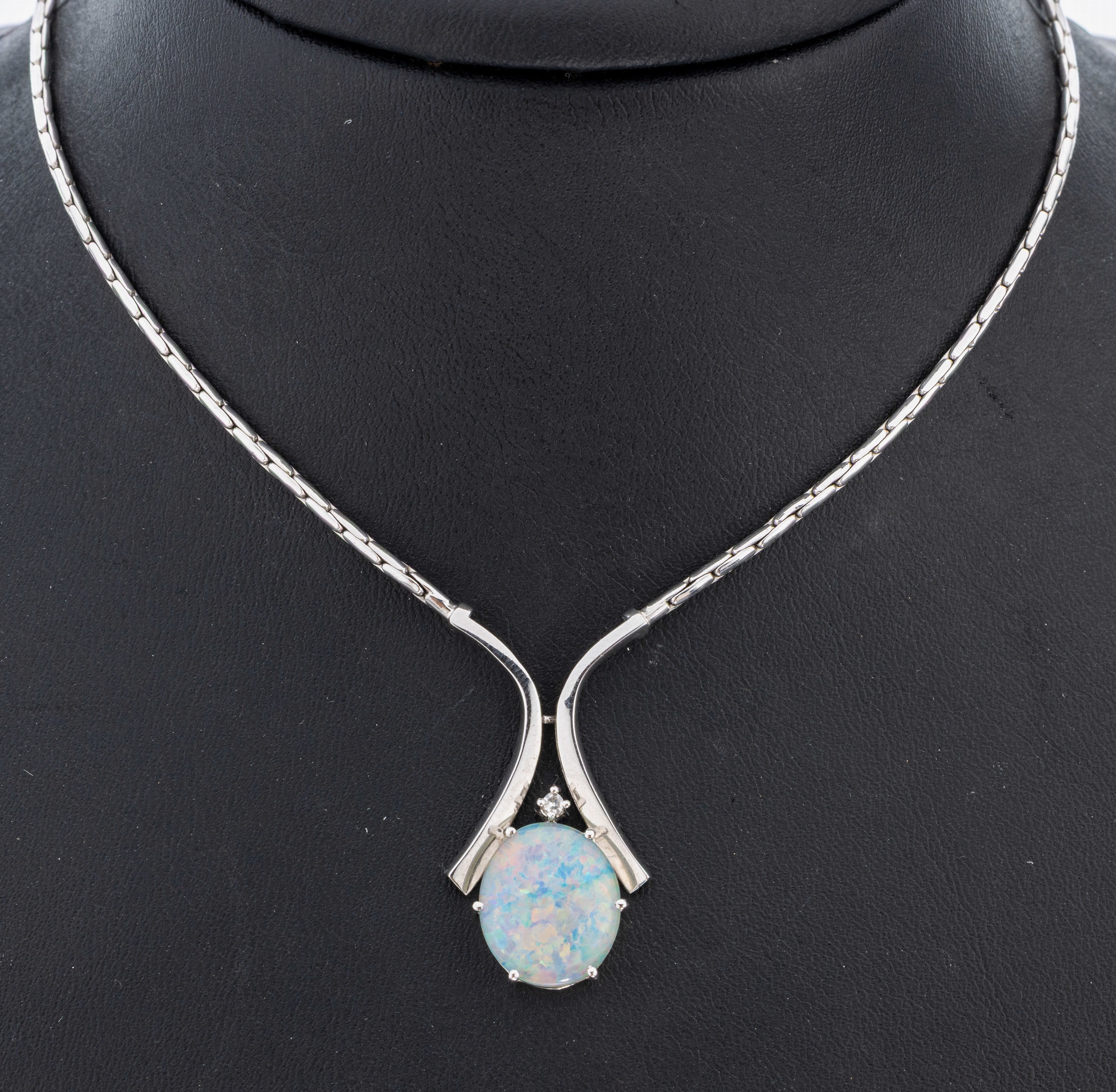14 kt Gold Opal-Diamant-Collier, WG 585/000, Mittelteil bes. mit einer ovale Opaltriplette, 1 kl. 8/8-Diamant, L. ca. 40 cm, Kastenschloss mit ...