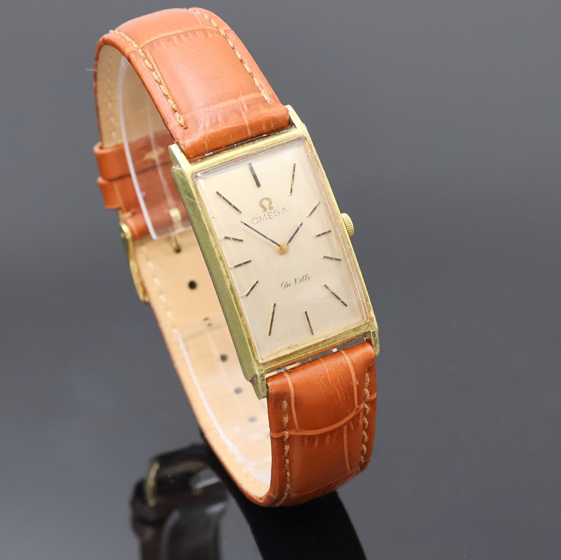 Detail b: OMEGA De Ville Armbanduhr Referenz 111.016, Schweiz um 1965, Handaufzug, verg. Geh., Edelstahlboden aufgedr., silb. Zifferbl. pat./fl., schwarze ...