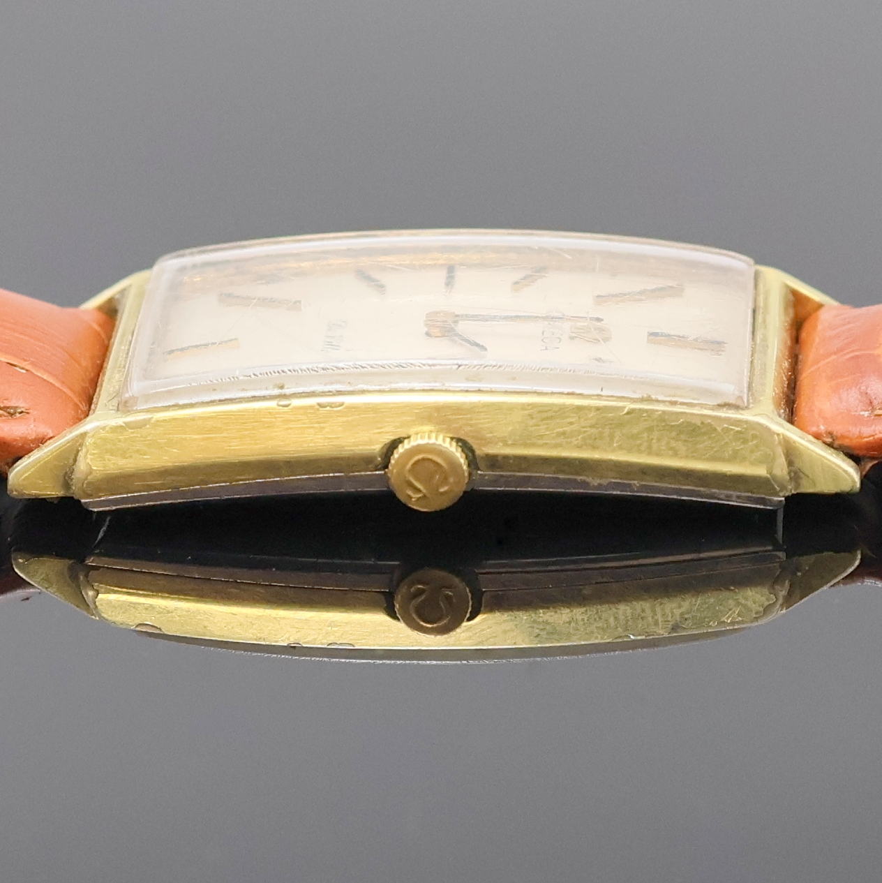 Detail d: OMEGA De Ville Armbanduhr Referenz 111.016, Schweiz um 1965, Handaufzug, verg. Geh., Edelstahlboden aufgedr., silb. Zifferbl. pat./fl., schwarze ...