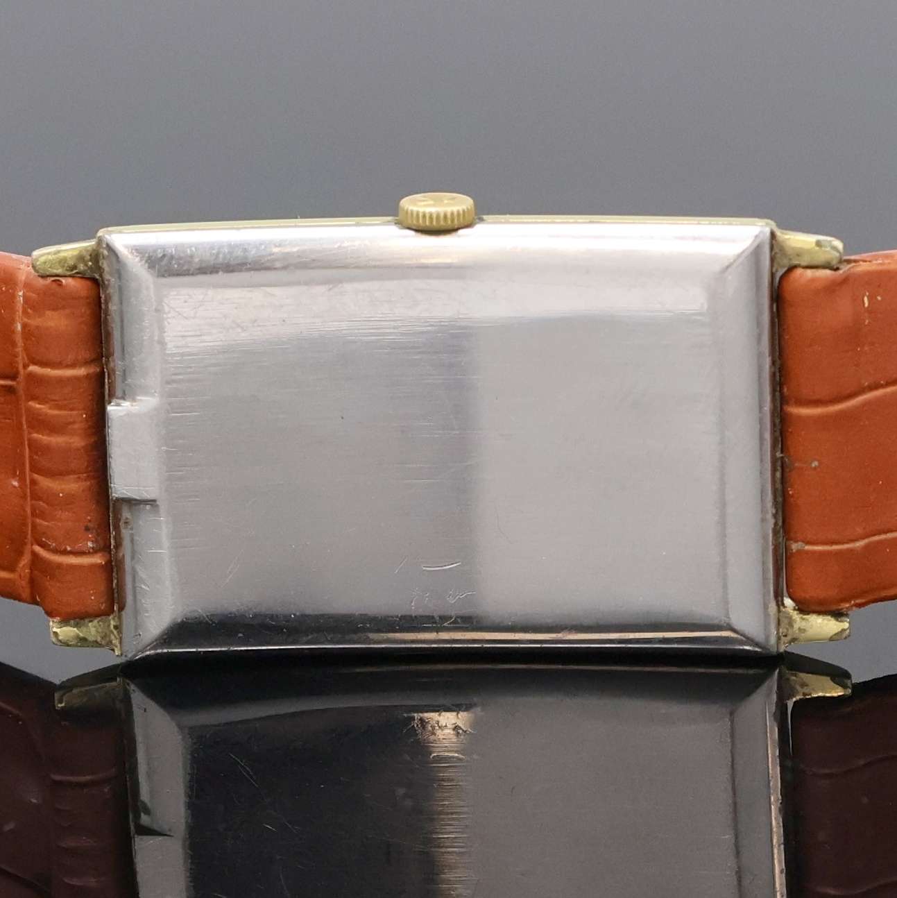Detail e: OMEGA De Ville Armbanduhr Referenz 111.016, Schweiz um 1965, Handaufzug, verg. Geh., Edelstahlboden aufgedr., silb. Zifferbl. pat./fl., schwarze ...