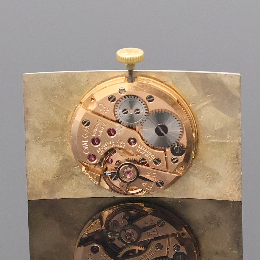 Detail f: OMEGA De Ville Armbanduhr Referenz 111.016, Schweiz um 1965, Handaufzug, verg. Geh., Edelstahlboden aufgedr., silb. Zifferbl. pat./fl., schwarze ...