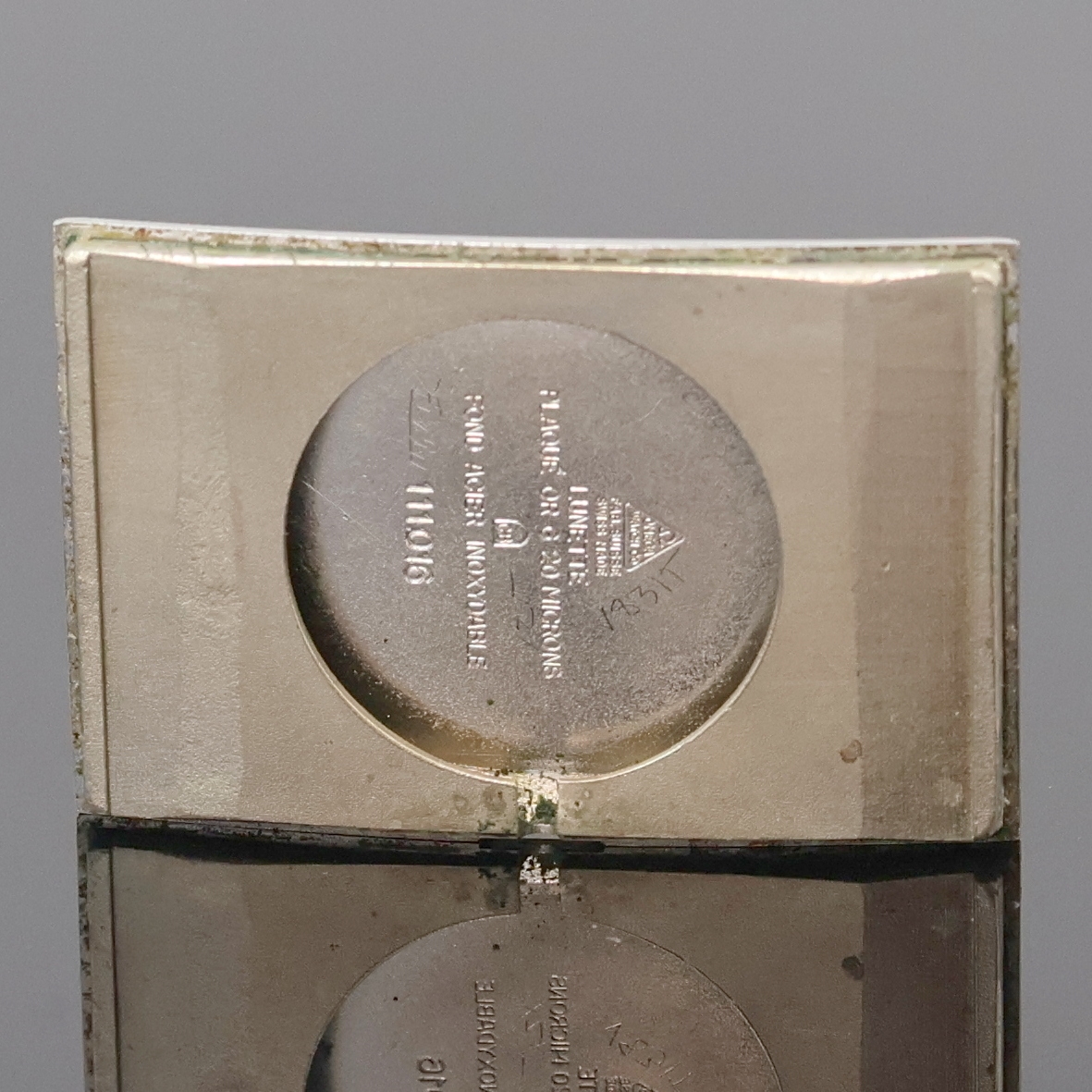 Detail g: OMEGA De Ville Armbanduhr Referenz 111.016, Schweiz um 1965, Handaufzug, verg. Geh., Edelstahlboden aufgedr., silb. Zifferbl. pat./fl., schwarze ...