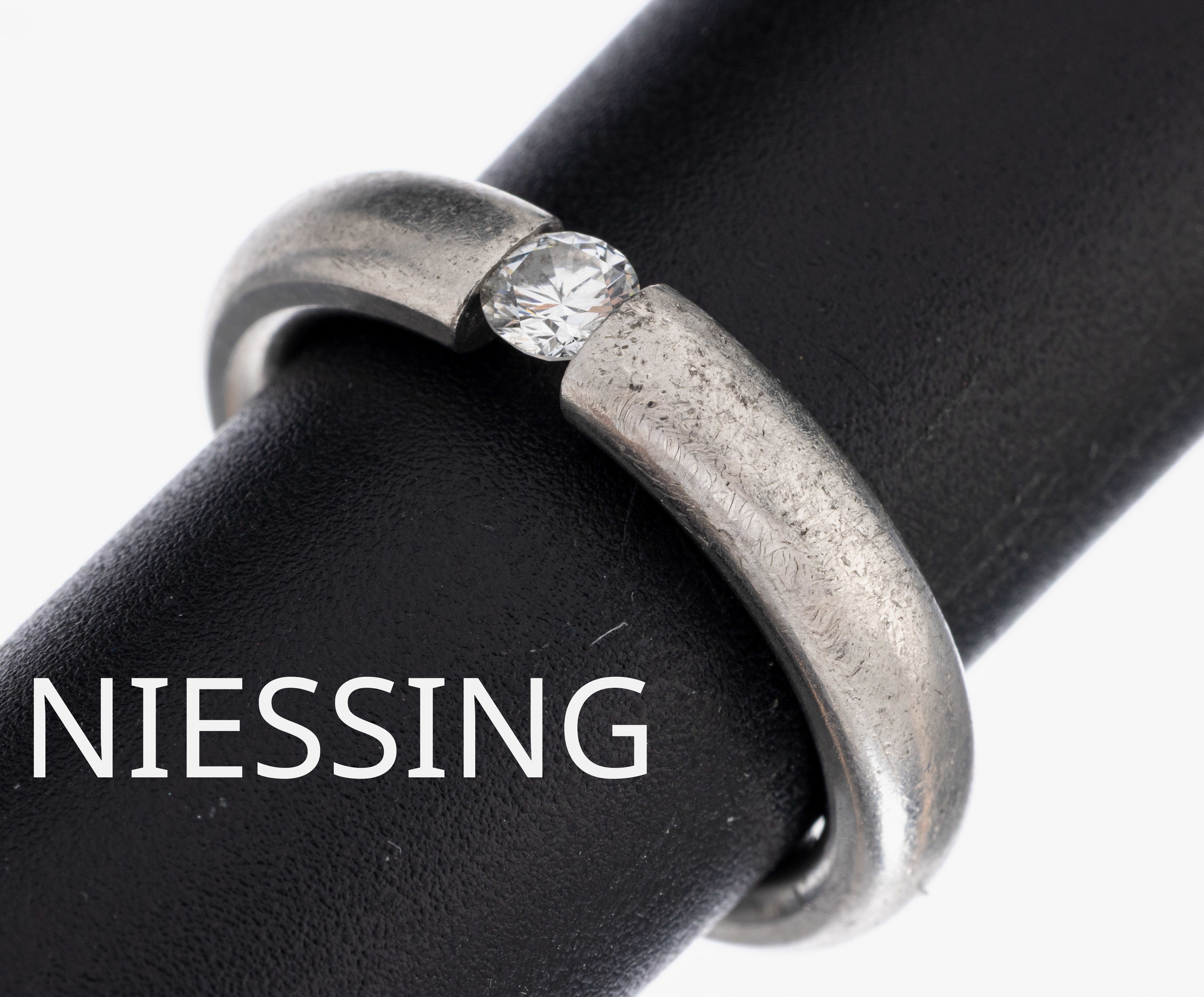 Platin NIESSING Brillant-Ring, 950/000 Platin, Brillant ca. 0.20 ct feines Weiß/vs, sign. und num., ca. 15.0 g, RW 57