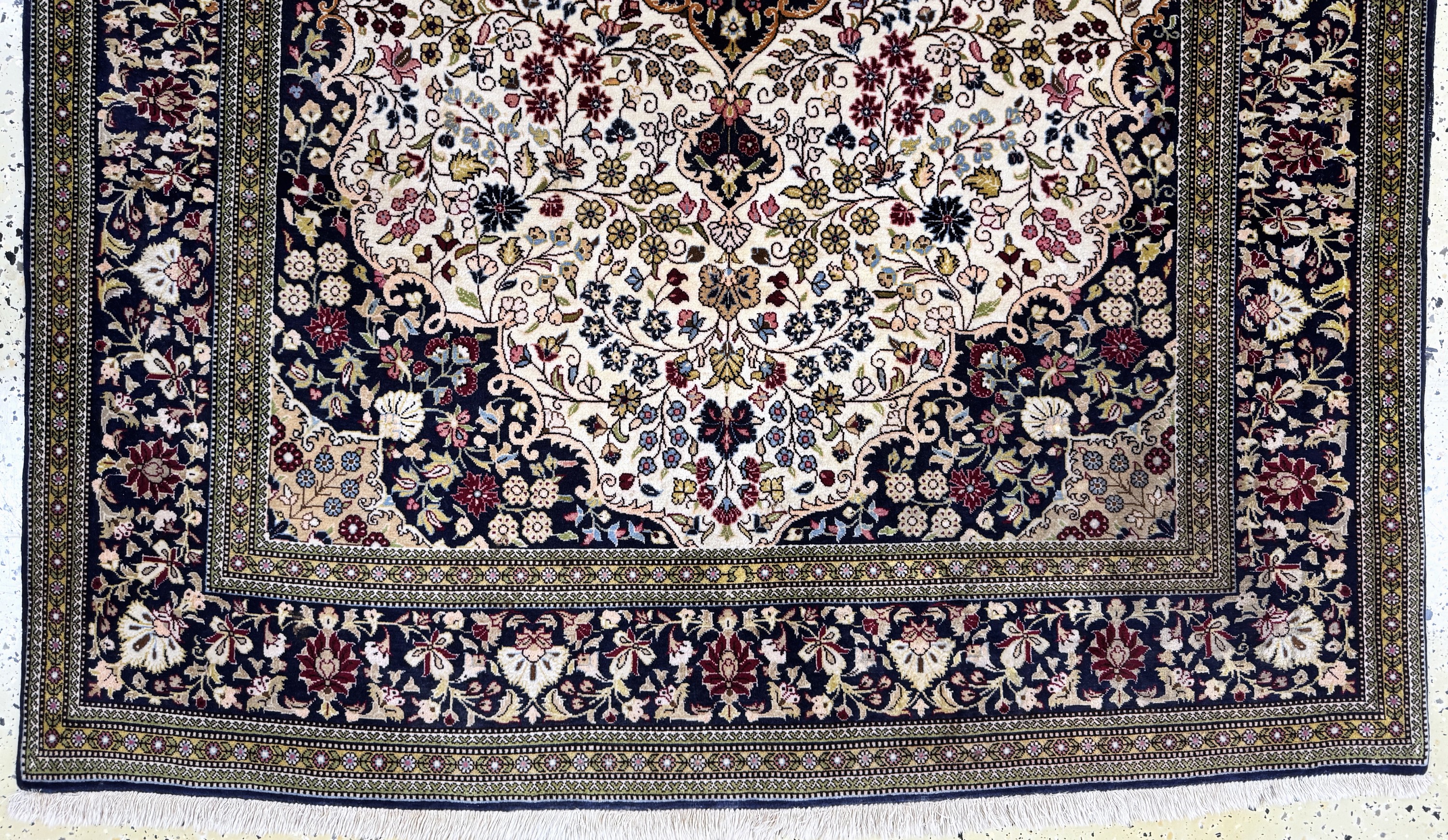 Detail c: Ghom Kork, Persien, Mitte 20.Jhd, Korkwolleauf Baumwolle, ca. 212 x 142 cm, EHZ: 2