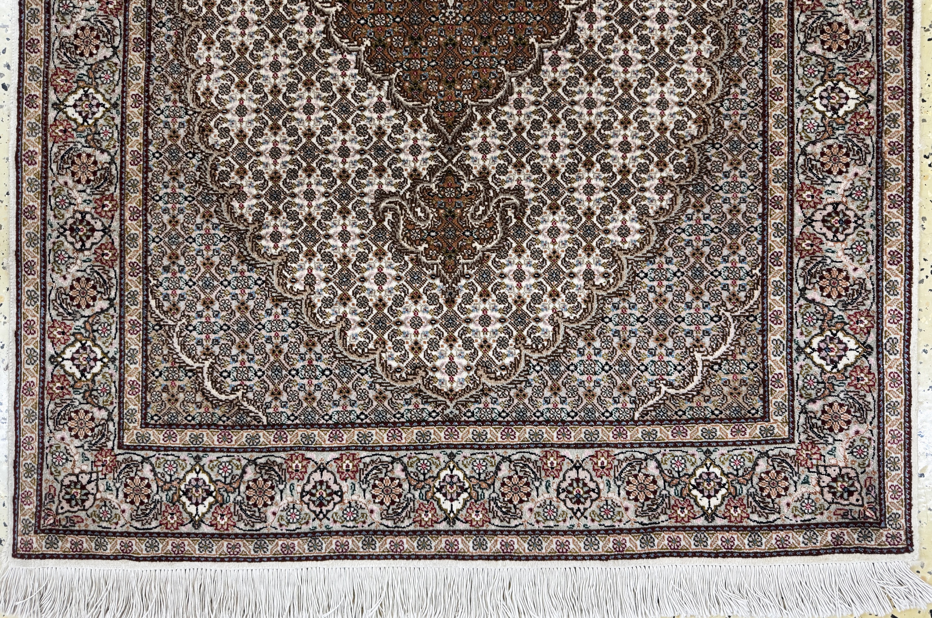 Detail b: Täbriz fein(50 Raj), Persien, Ende 20.Jhd, Korkwolle mit Seide, ca. 150 x 102 cm, ca. 500.000 Kn/qm, EHZ: 2