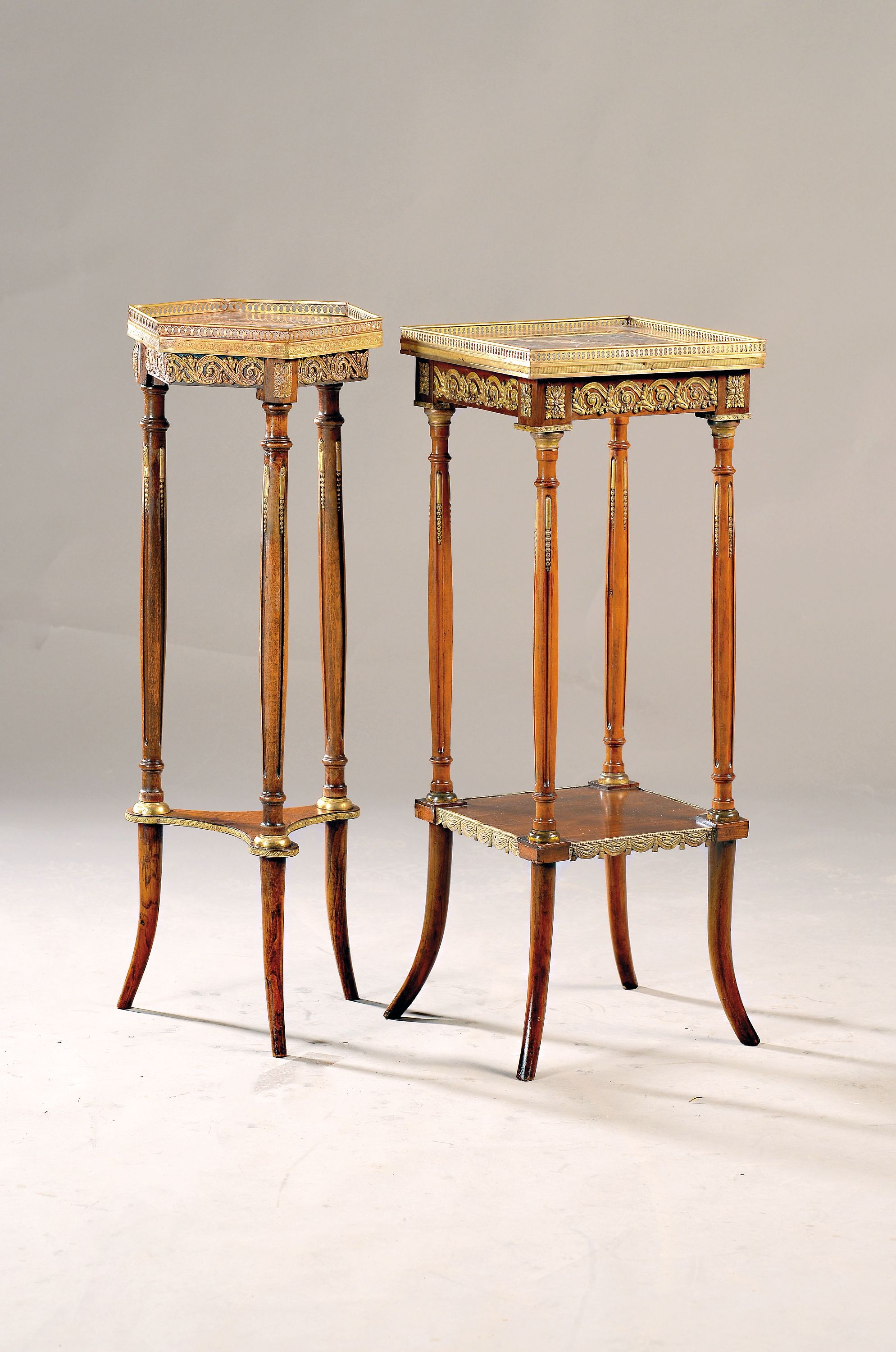 Image 27019129 - 2 Blumentische, Frankreich, um 1900, Birkenfurnier, z.T. massiv, eingelassener Marmor, ...