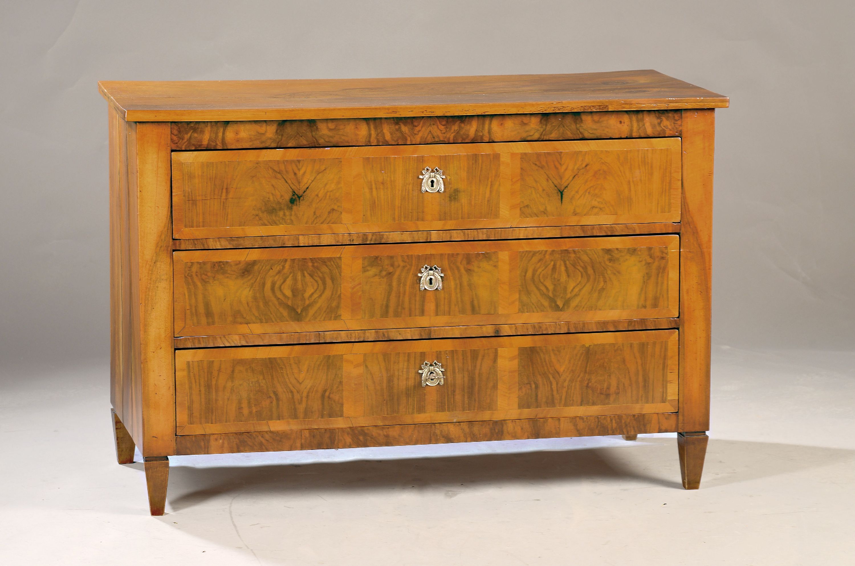 Image 27019131 - Biedermeier Kommode, 19.Jh., Nußbaum massiv und z.T. Furnier, 3 Schubladen, ca. 81 x ...