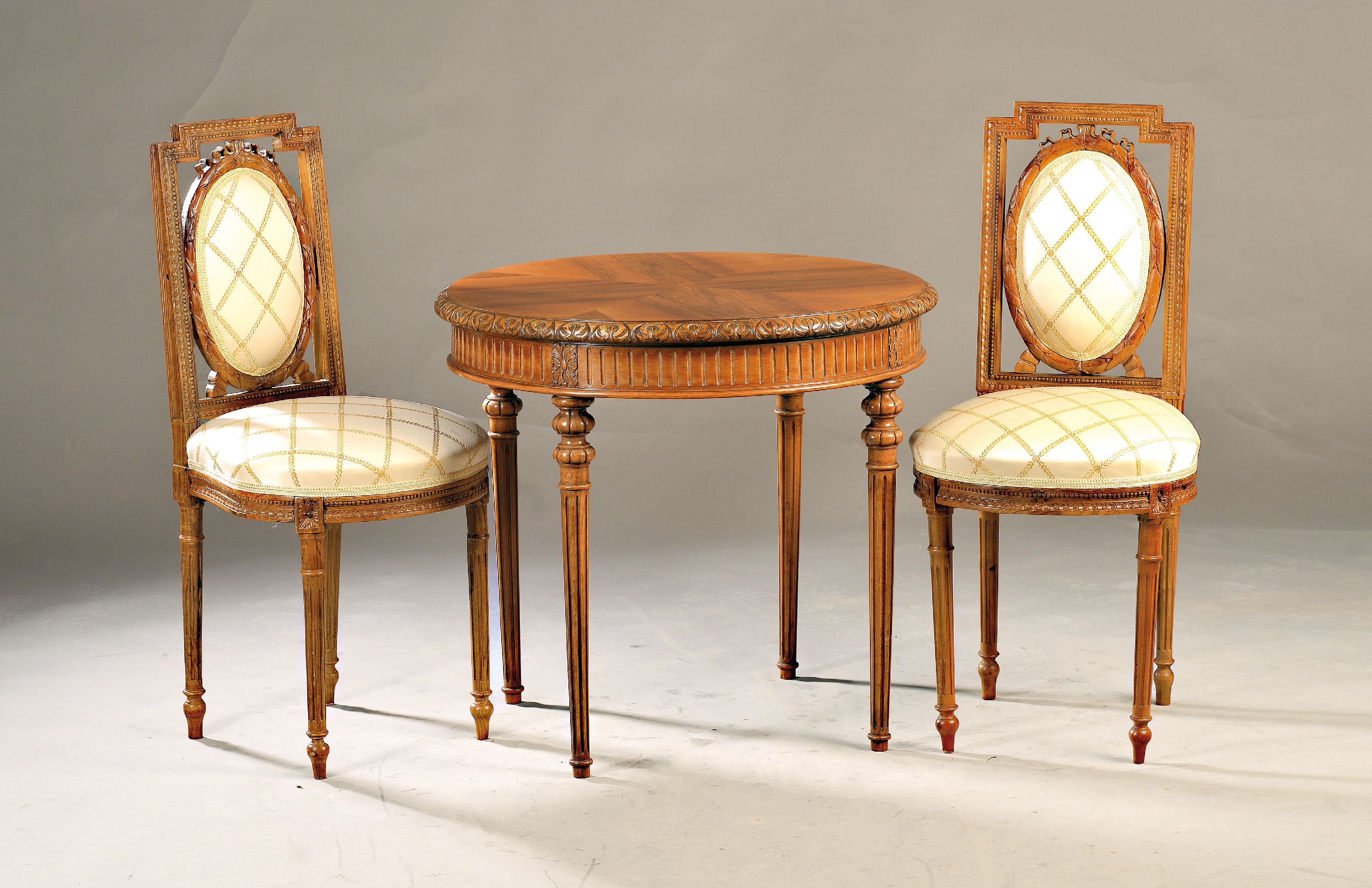 Image 27019132 - Tisch mit 2 Stühlen, Frankreich, 20.Jh., Nußbaum massiv, z.T. Furnier, auf ...