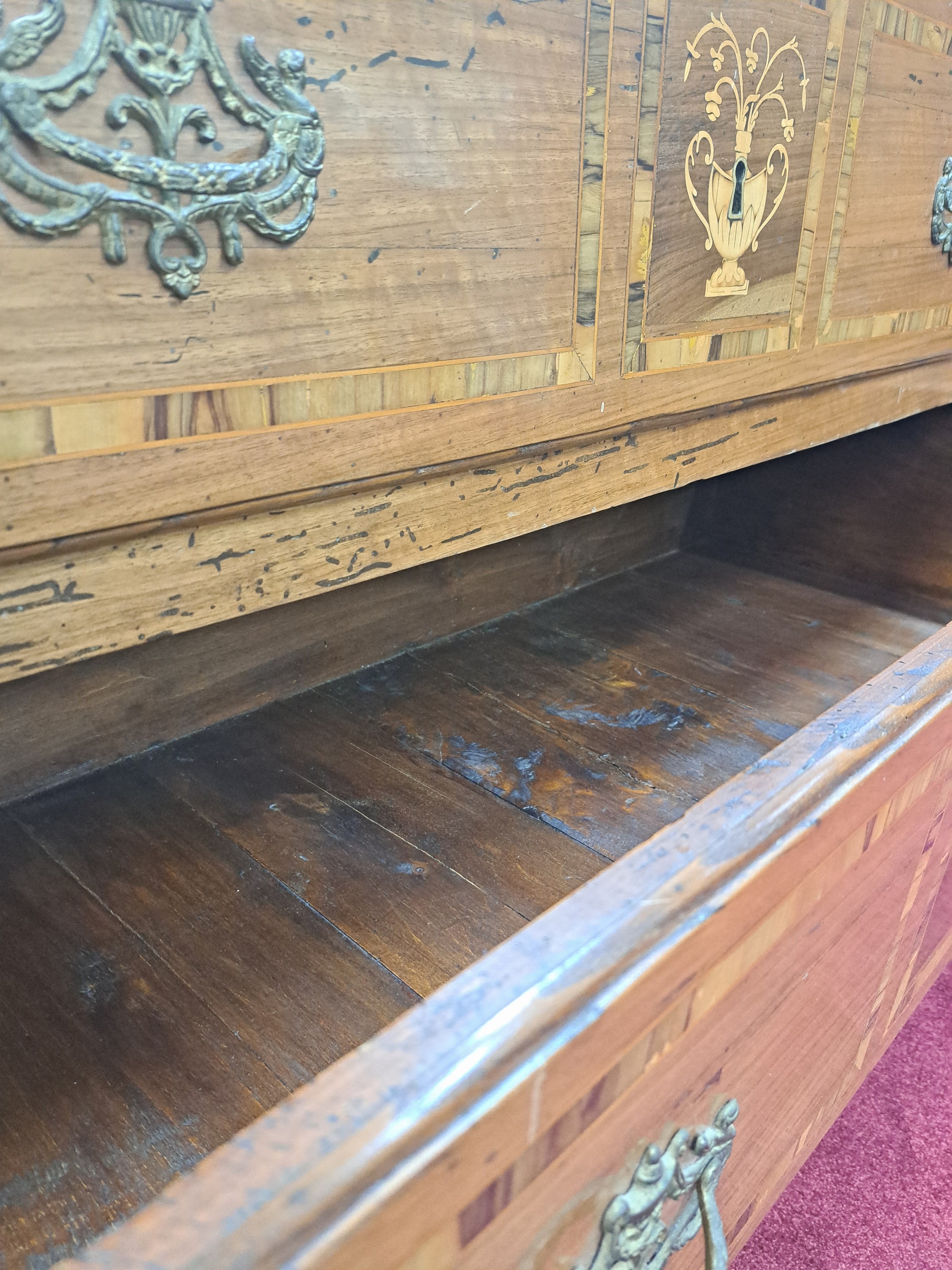 Detail j: Louis-Seize Kommode, um 1780, Nußbaumfurnier, 2 Schubladen, Deckplatte, Seiten und Schubladenfront aufwendig intarsiert mit Vasenmotiven aus ...
