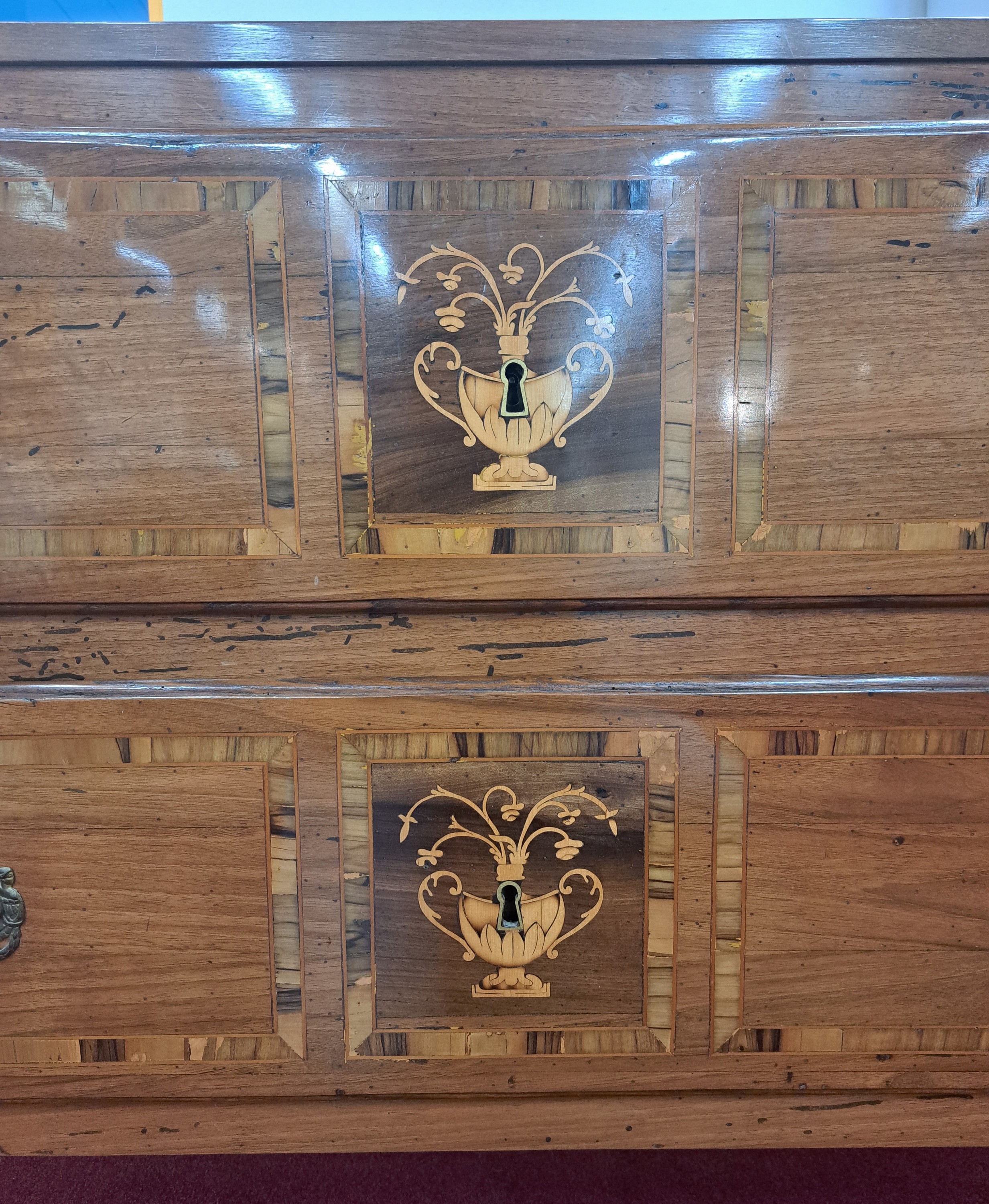 Detail l: Louis-Seize Kommode, um 1780, Nußbaumfurnier, 2 Schubladen, Deckplatte, Seiten und Schubladenfront aufwendig intarsiert mit Vasenmotiven aus ...