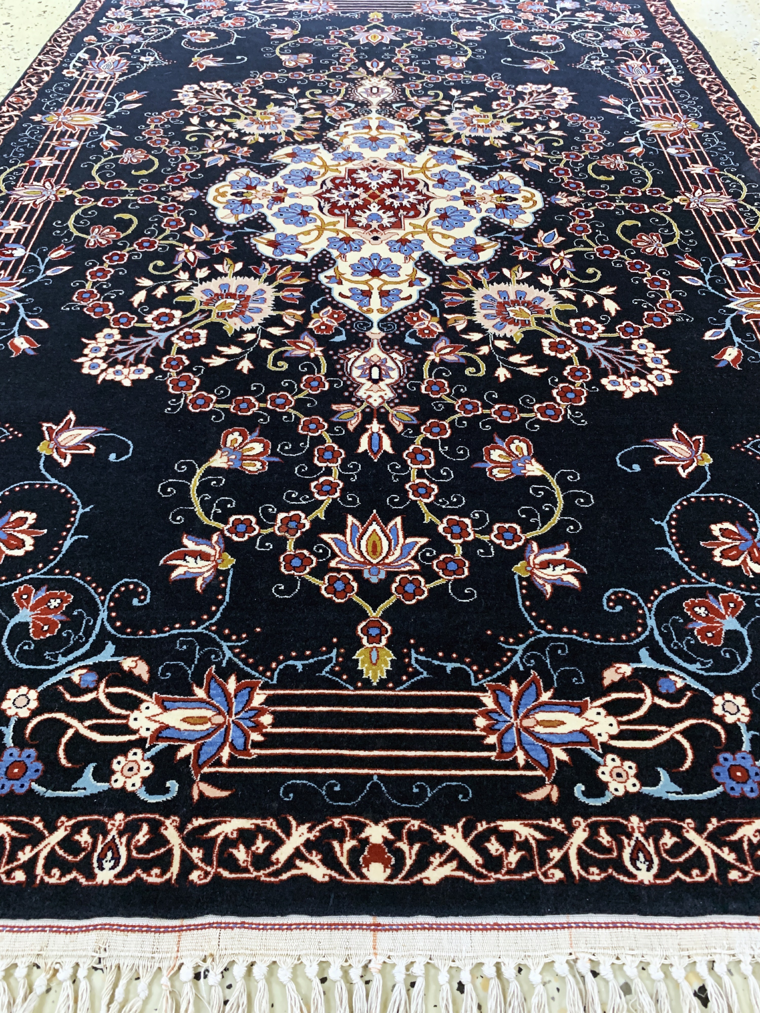 Detail e: Esfahan fein, Persien, Ende 20.Jhd., Korkwolle auf Seide, ca. 156 x 105 cm, EHZ: 1-2