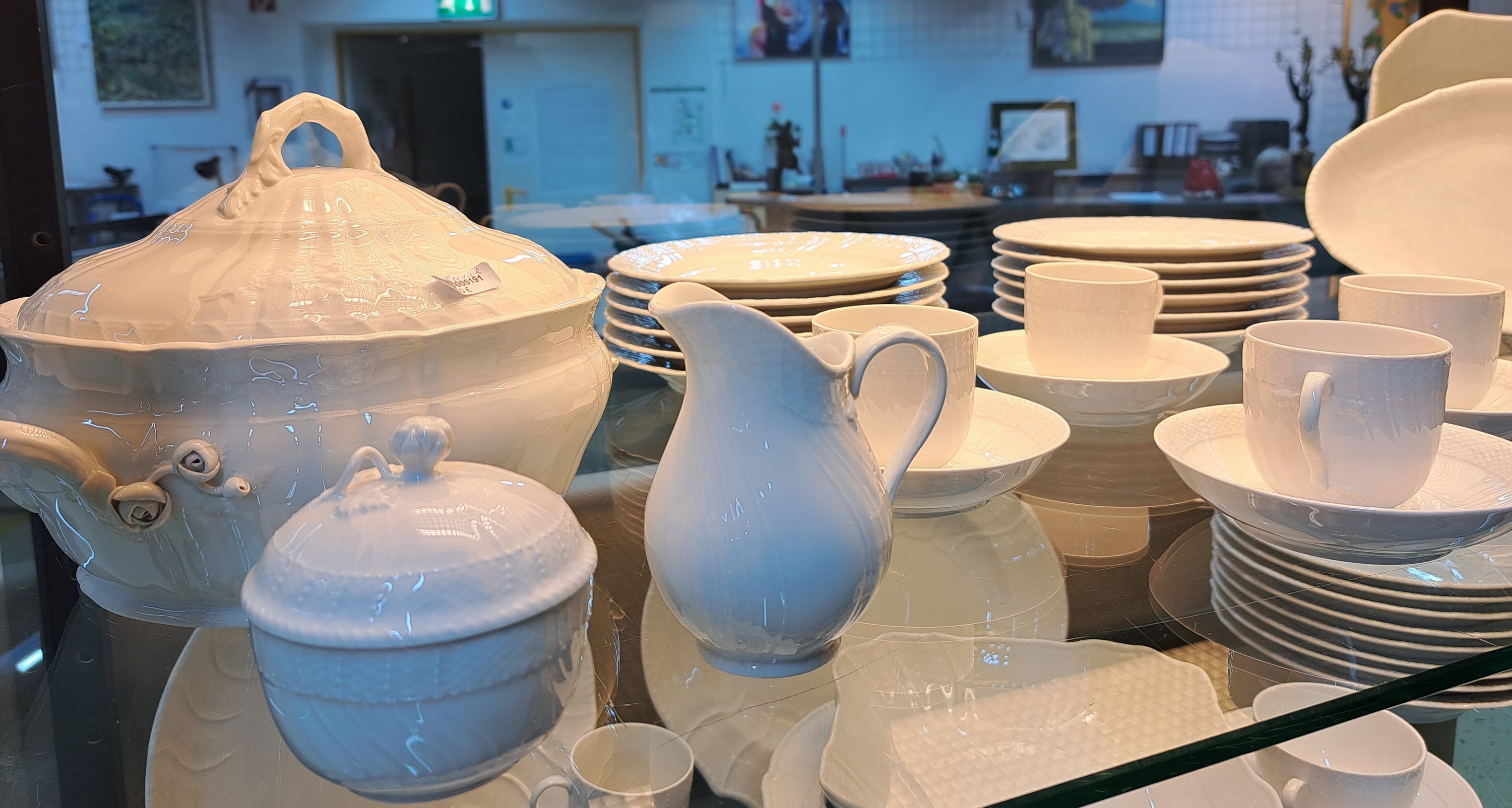 Detail b: Kaffee- und Speiseservice, KPM Berlin, weiß, Neuosier, Porzellan, weiß, 10 Kaffeetassen mit Untertassen, 3 Teetassen mit einer Untertasse, 12 ...