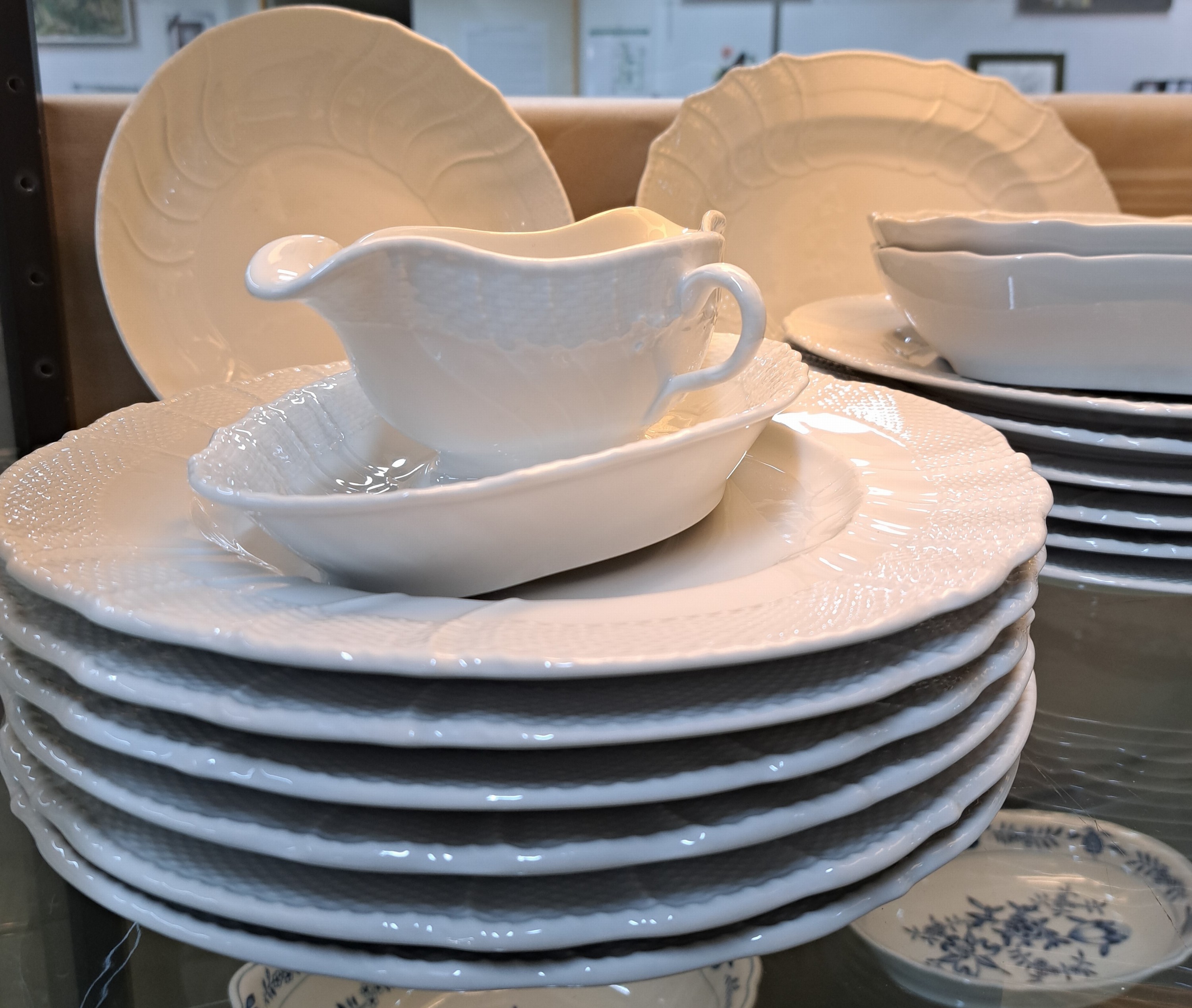 Detail c: Kaffee- und Speiseservice, KPM Berlin, weiß, Neuosier, Porzellan, weiß, 10 Kaffeetassen mit Untertassen, 3 Teetassen mit einer Untertasse, 12 ...