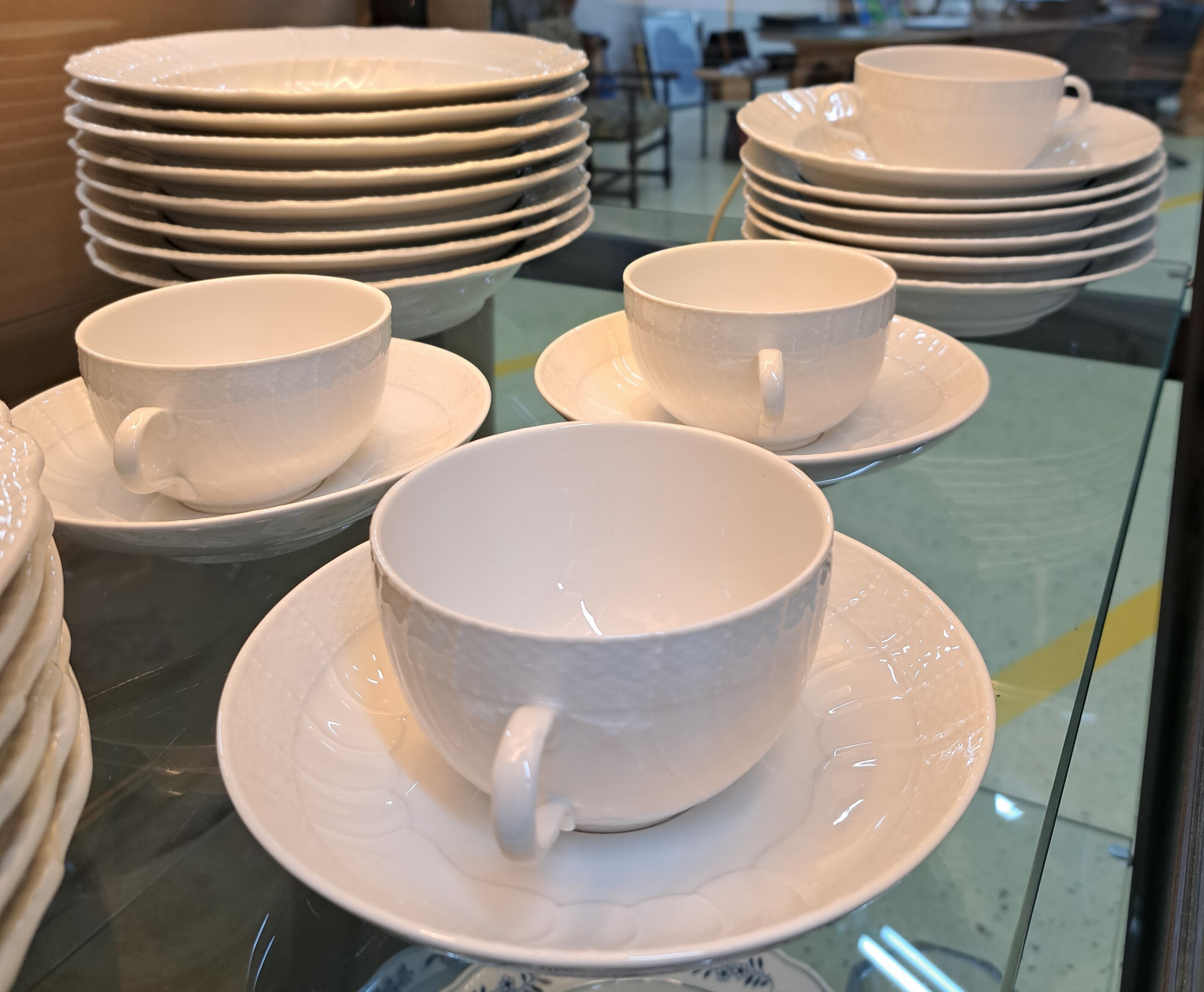 Detail e: Kaffee- und Speiseservice, KPM Berlin, weiß, Neuosier, Porzellan, weiß, 10 Kaffeetassen mit Untertassen, 3 Teetassen mit einer Untertasse, 12 ...