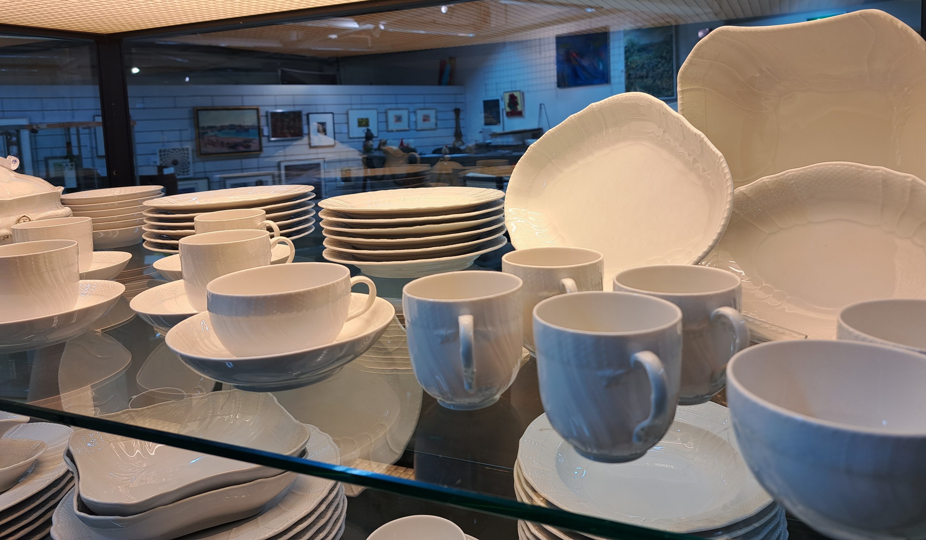 Detail f: Kaffee- und Speiseservice, KPM Berlin, weiß, Neuosier, Porzellan, weiß, 10 Kaffeetassen mit Untertassen, 3 Teetassen mit einer Untertasse, 12 ...