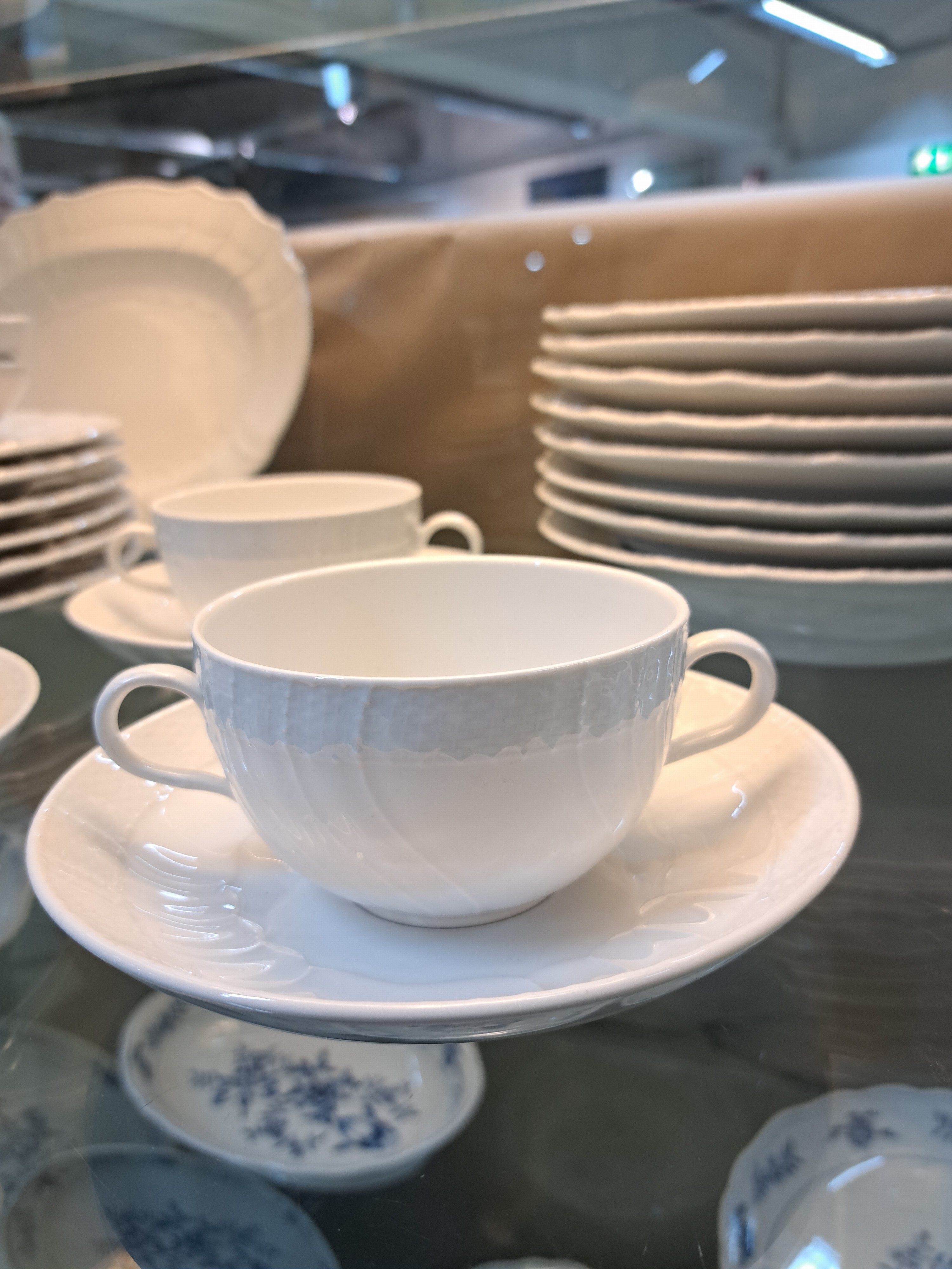 Detail g: Kaffee- und Speiseservice, KPM Berlin, weiß, Neuosier, Porzellan, weiß, 10 Kaffeetassen mit Untertassen, 3 Teetassen mit einer Untertasse, 12 ...