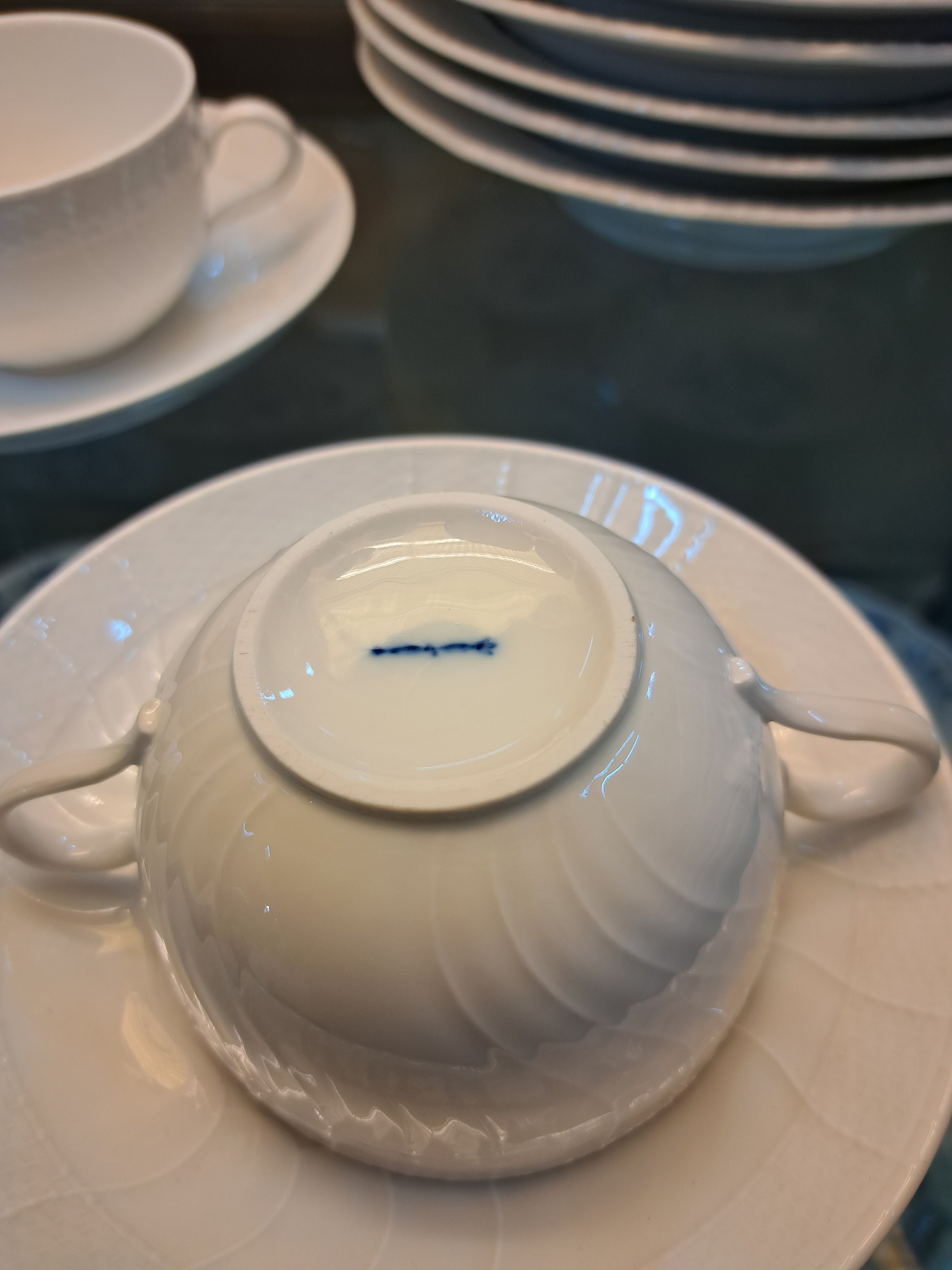 Detail h: Kaffee- und Speiseservice, KPM Berlin, weiß, Neuosier, Porzellan, weiß, 10 Kaffeetassen mit Untertassen, 3 Teetassen mit einer Untertasse, 12 ...
