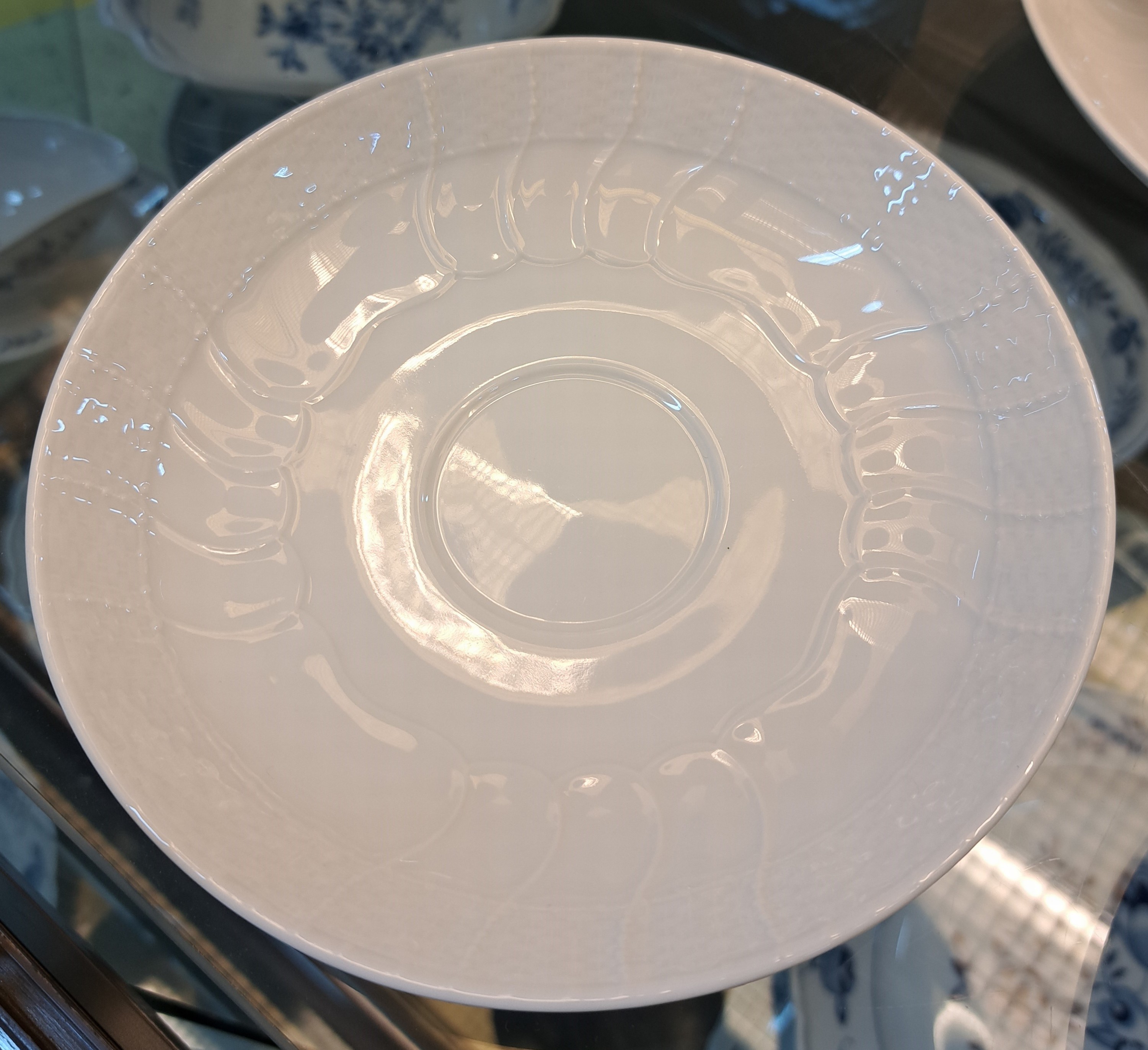 Detail i: Kaffee- und Speiseservice, KPM Berlin, weiß, Neuosier, Porzellan, weiß, 10 Kaffeetassen mit Untertassen, 3 Teetassen mit einer Untertasse, 12 ...