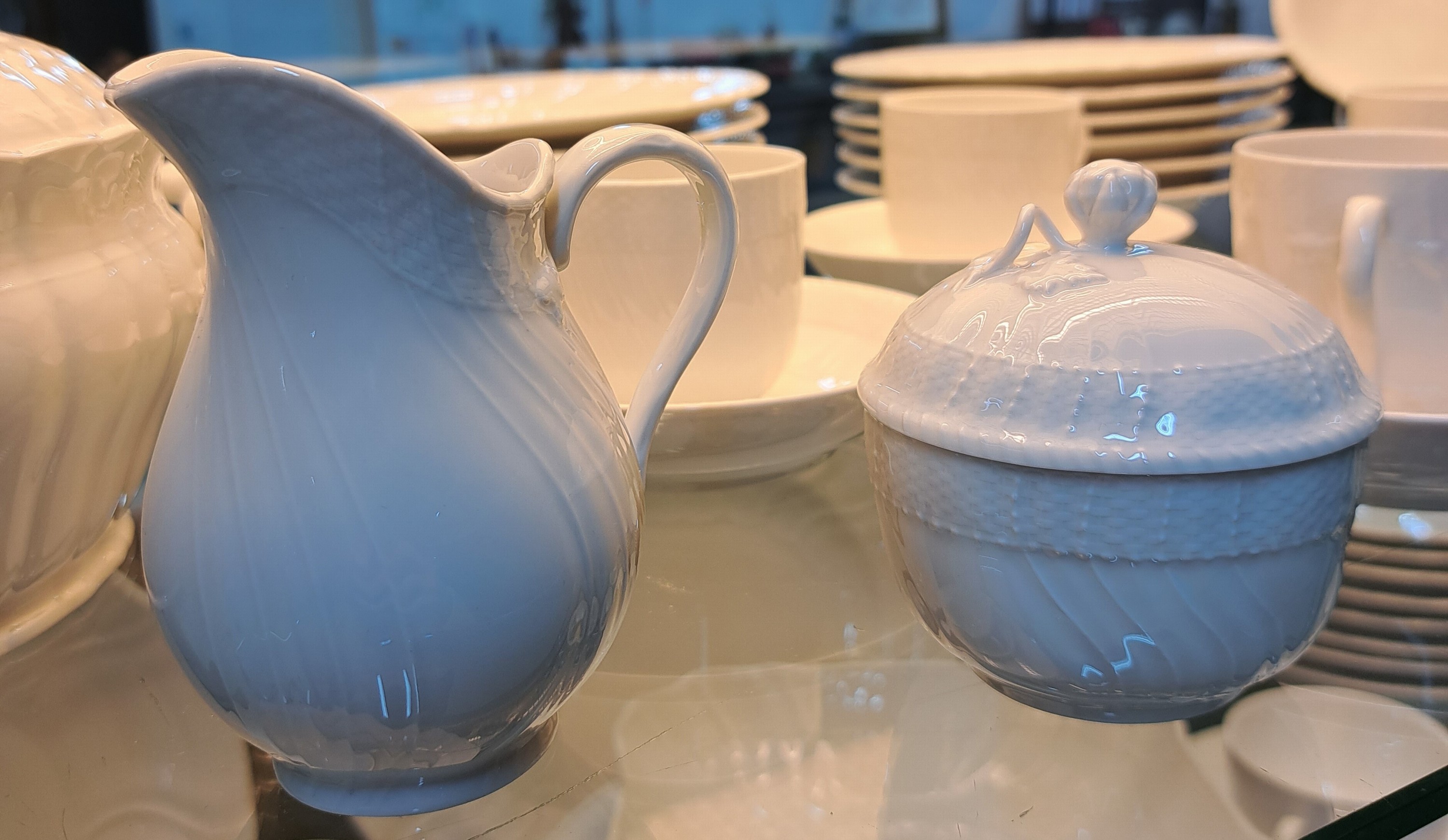 Detail j: Kaffee- und Speiseservice, KPM Berlin, weiß, Neuosier, Porzellan, weiß, 10 Kaffeetassen mit Untertassen, 3 Teetassen mit einer Untertasse, 12 ...