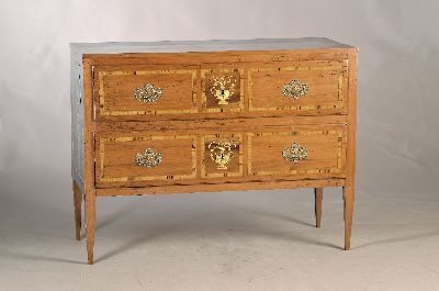 Image Louis-Seize Kommode, um 1780, Nußbaumfurnier, 2 Schubladen, Deckplatte, Seiten und ...