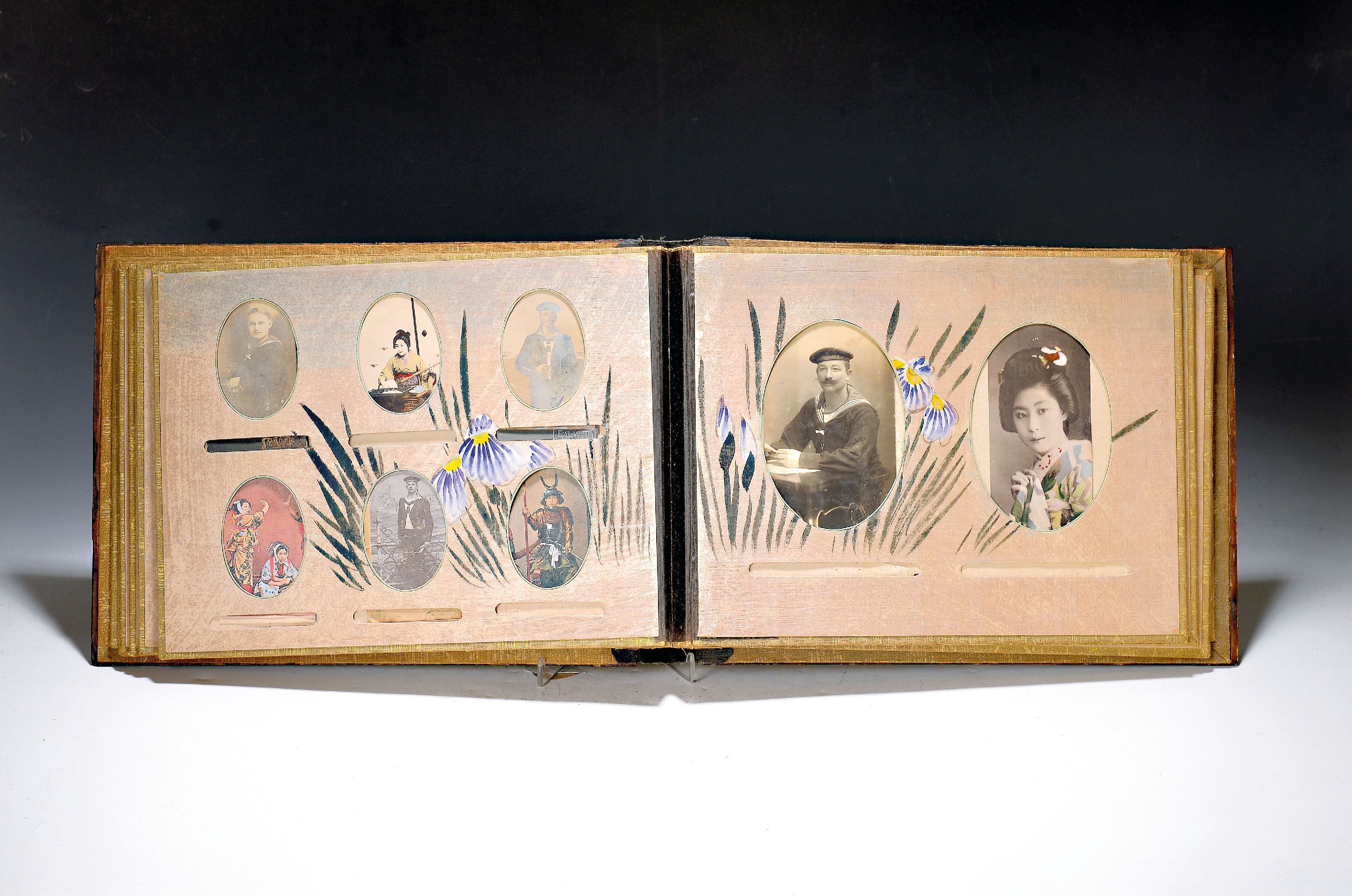 Image 27019425 - Album mit 38 Fotos, Japan, Meiji, um 1900, Einband Schwarzlack mit aufgelegtem Relief ...