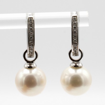 27019470a - Paar Klappcreolen mit Brillanten und Süß- wasserzuchtperlen, WG 585/000, 18 Brill. ...