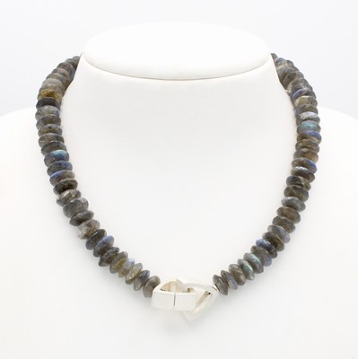 27019522a - Collier aus Labradoritlinsen, Klappschließe 925er Silber, L. ca. 46 cm Schätzpreis: ...
