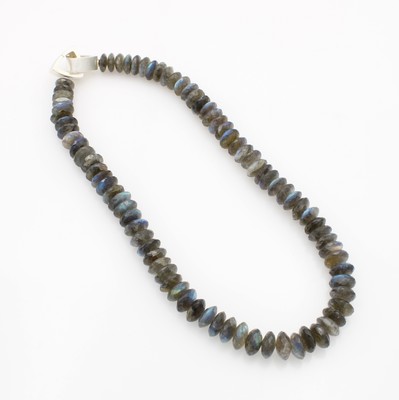 27019522b - Collier aus Labradoritlinsen, Klappschließe 925er Silber, L. ca. 46 cm Schätzpreis: ...