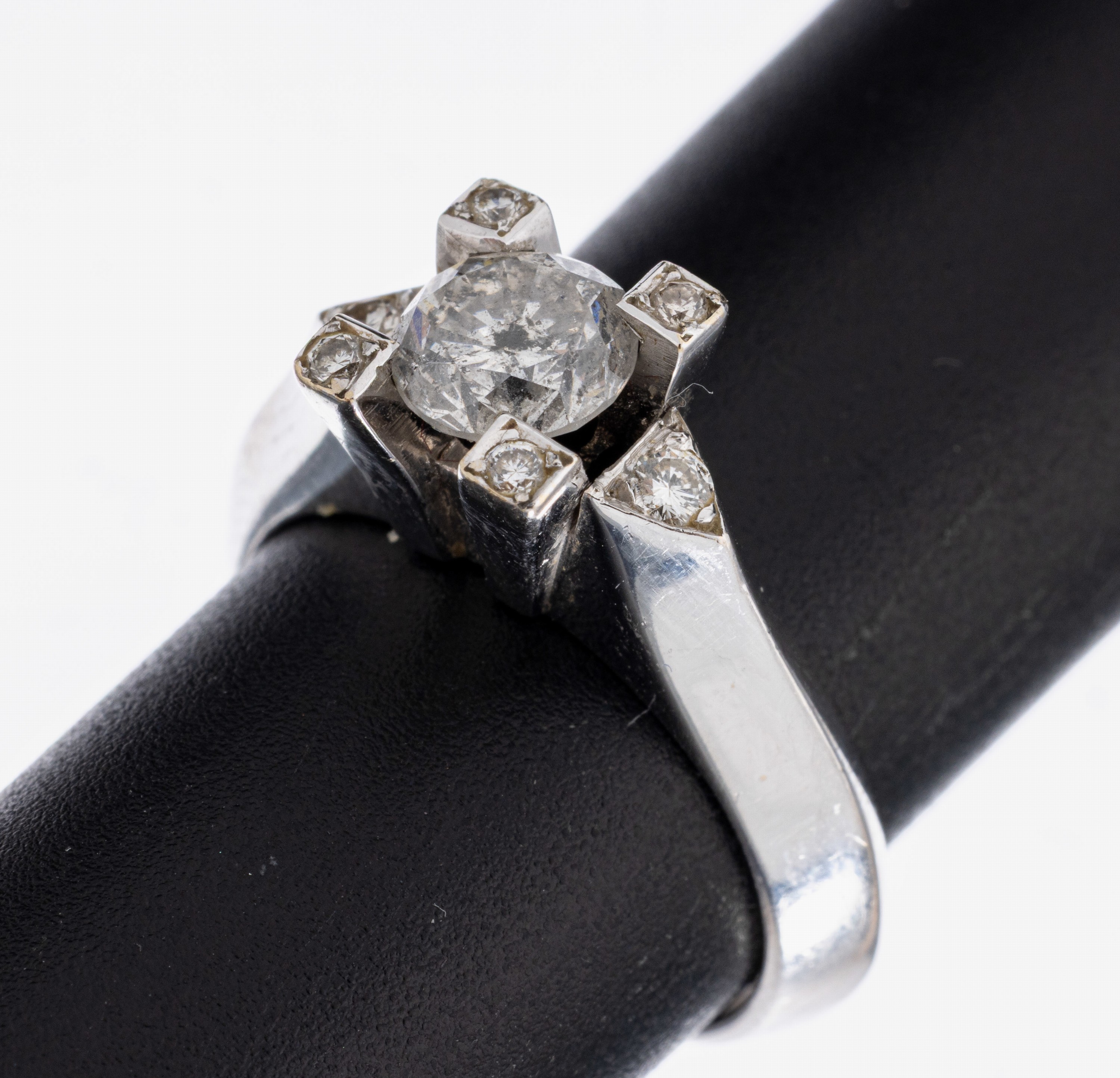 18 kt Gold Brillant-Ring, WG 750/000, mittiger Brillant ca. 1.0 ct Weiß/p2, umgeben von 6 Brillanten zus. ca. 0.16 ct Weiß/p, RW 54, ca. 9.1 g